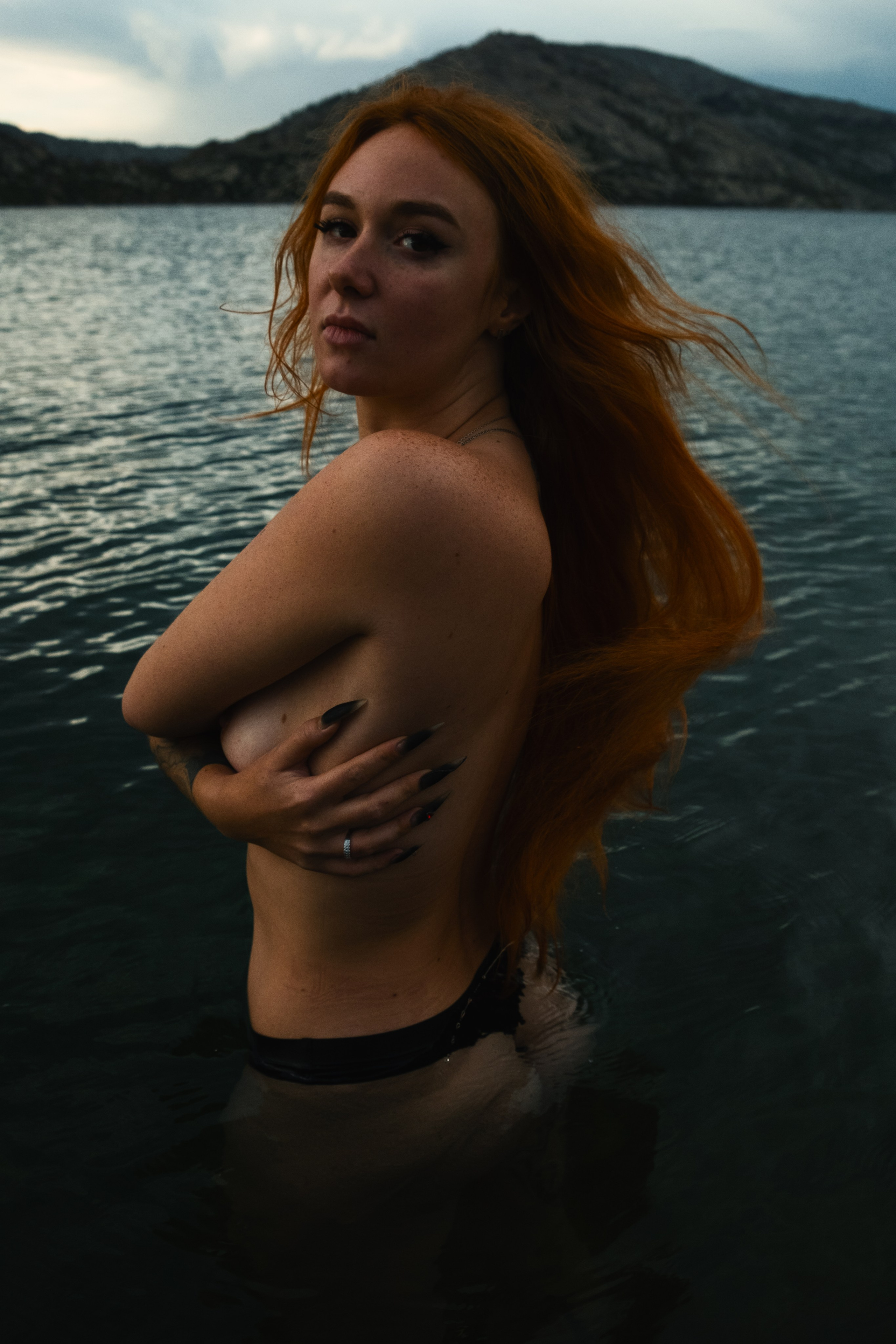 Вика наслаждается водой. Фотограф Коробова Екатерина