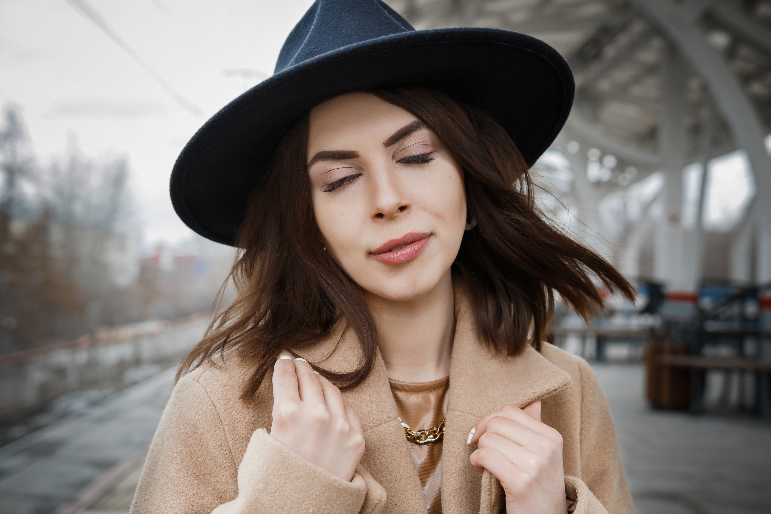 девушка в шляпе на пероне