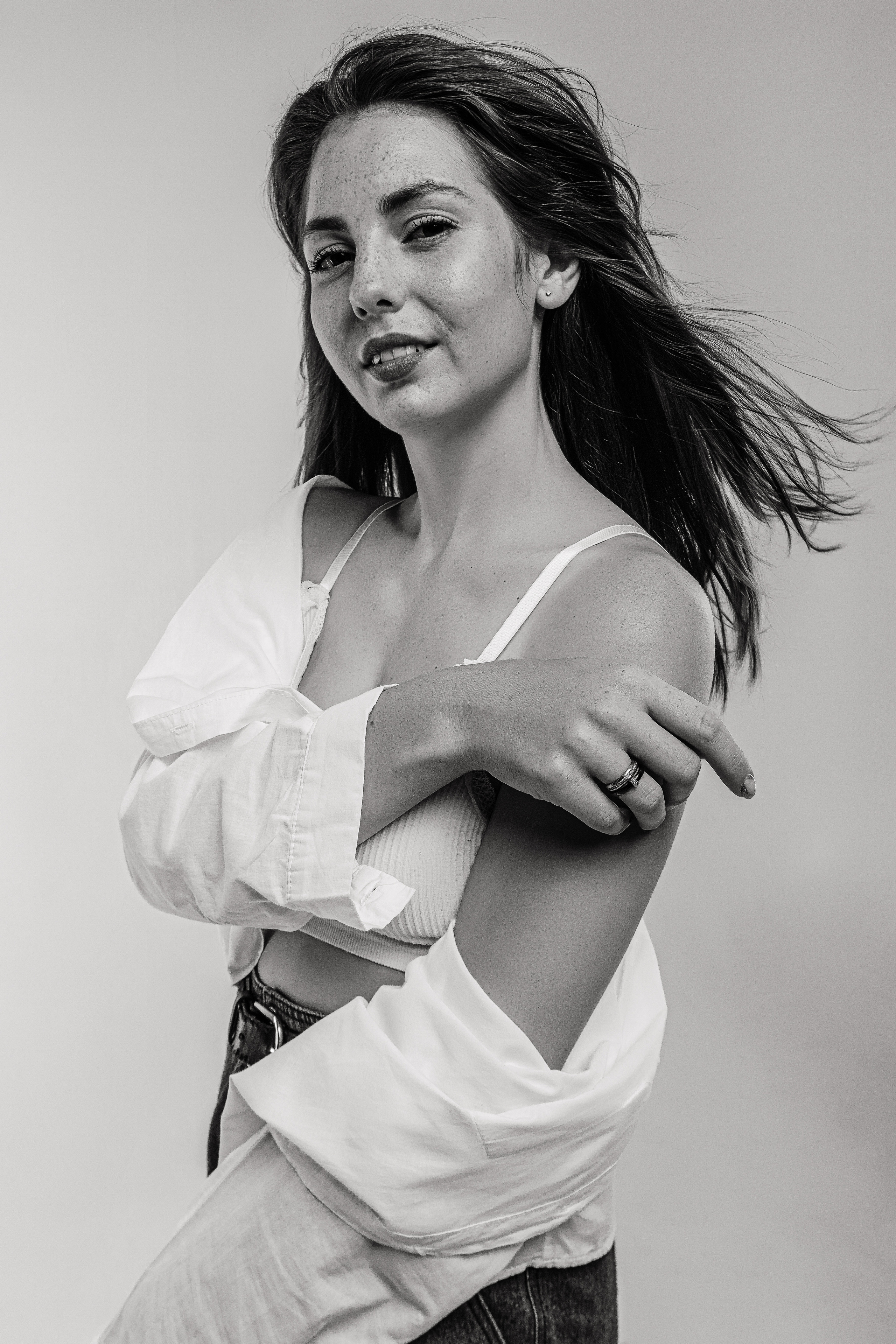 девушка в майке и рубашке 