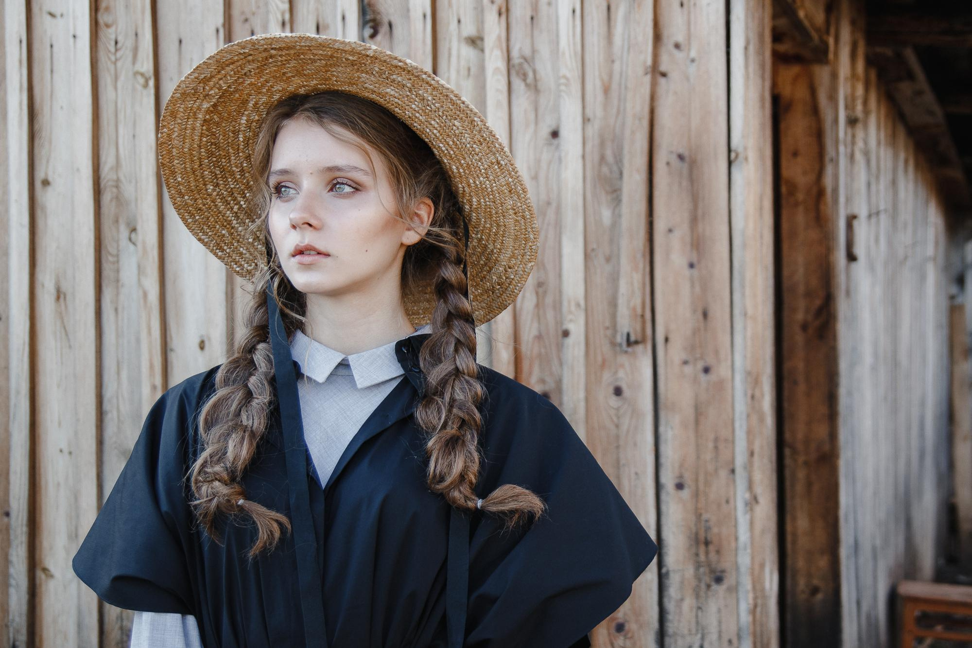 девушка в шляпе в деревне