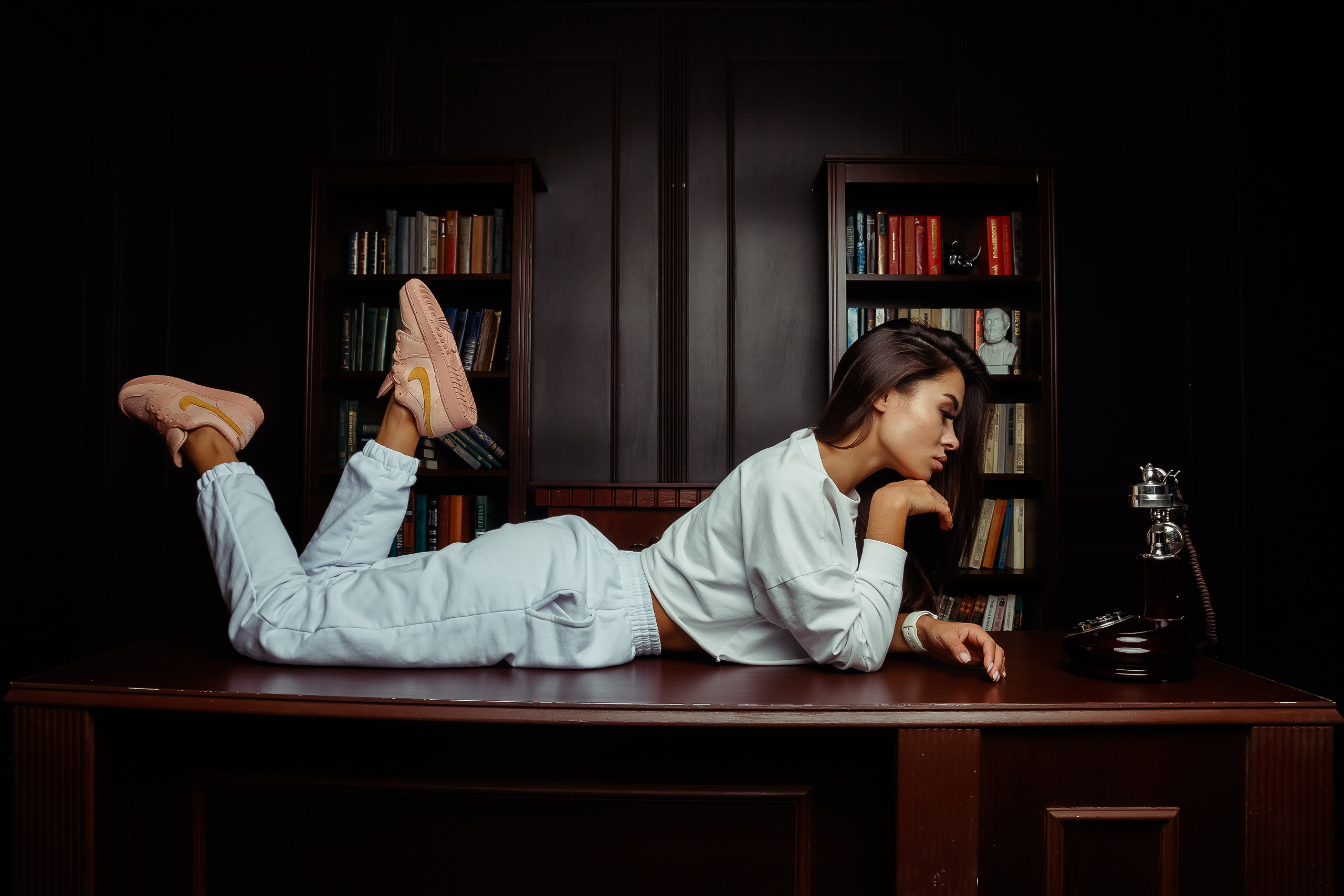 девушка лежит на столе