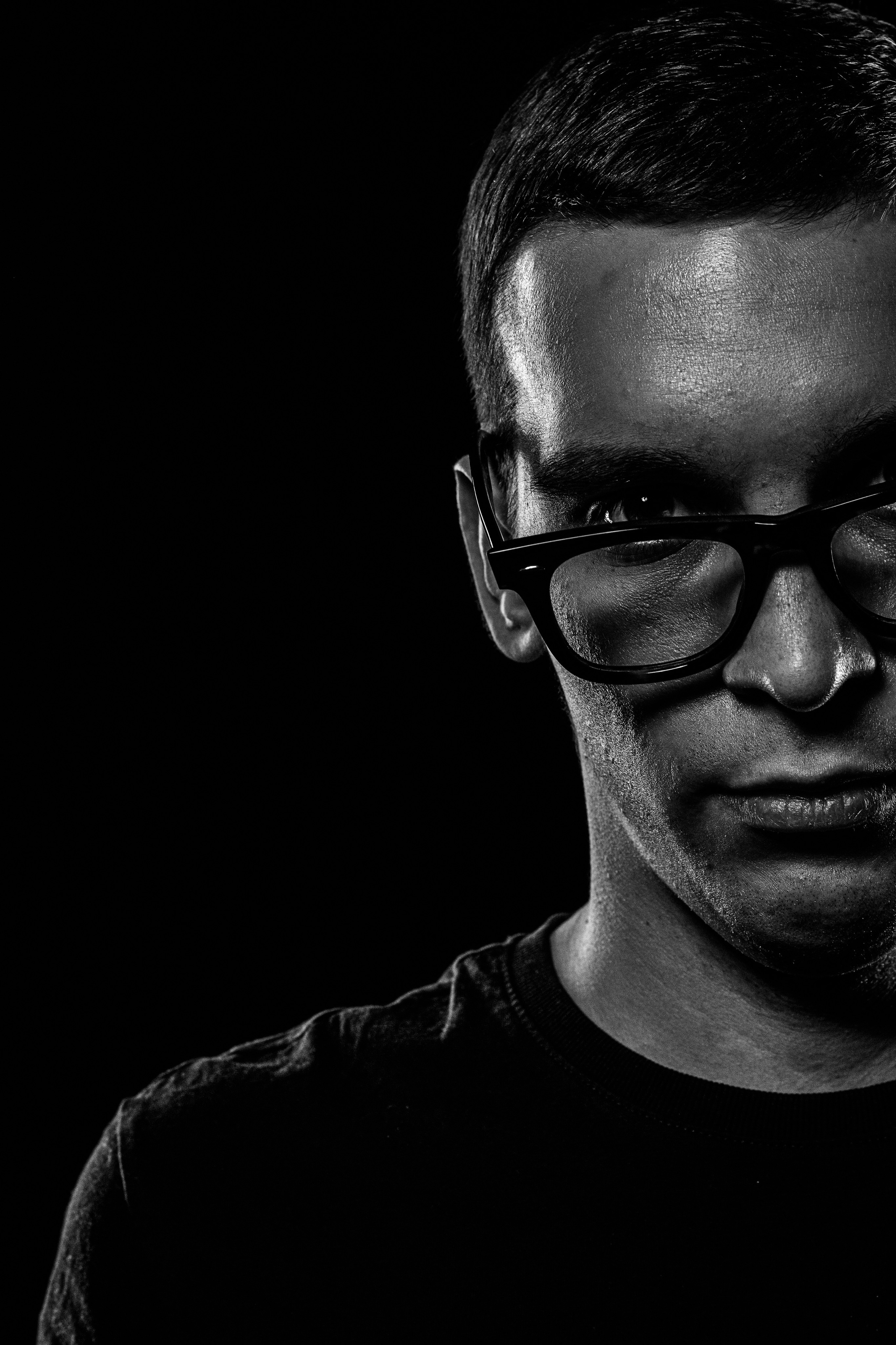 мужчина в очках