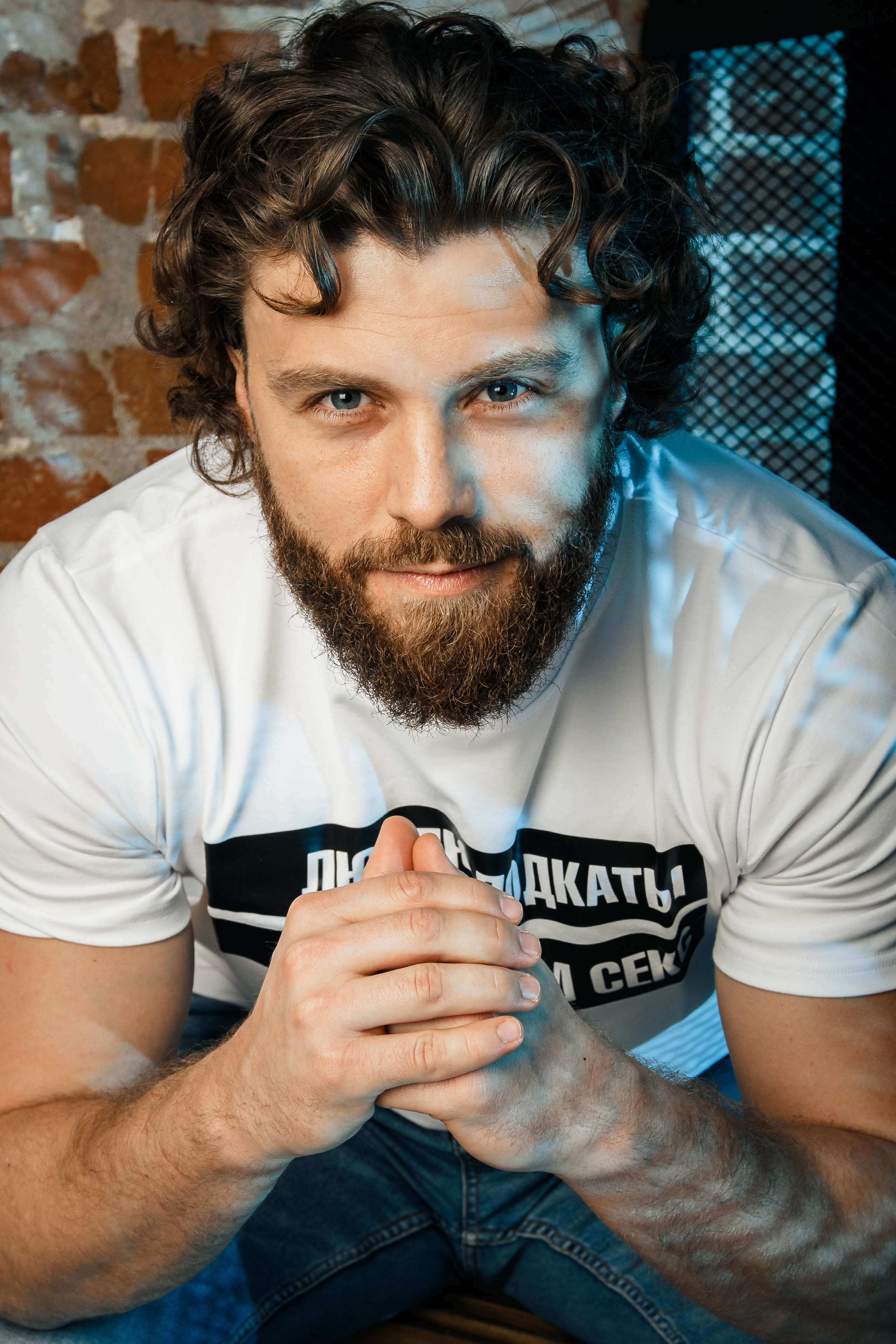 мужчина в футболке