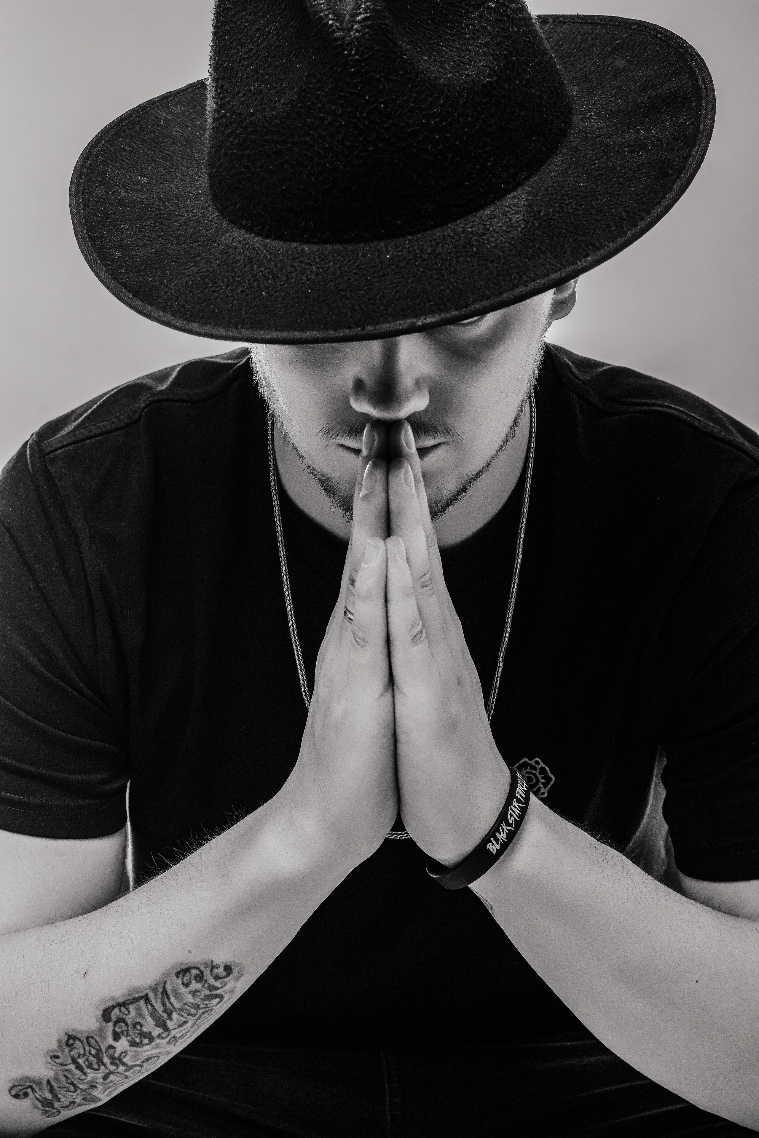 мужчина в шляпе