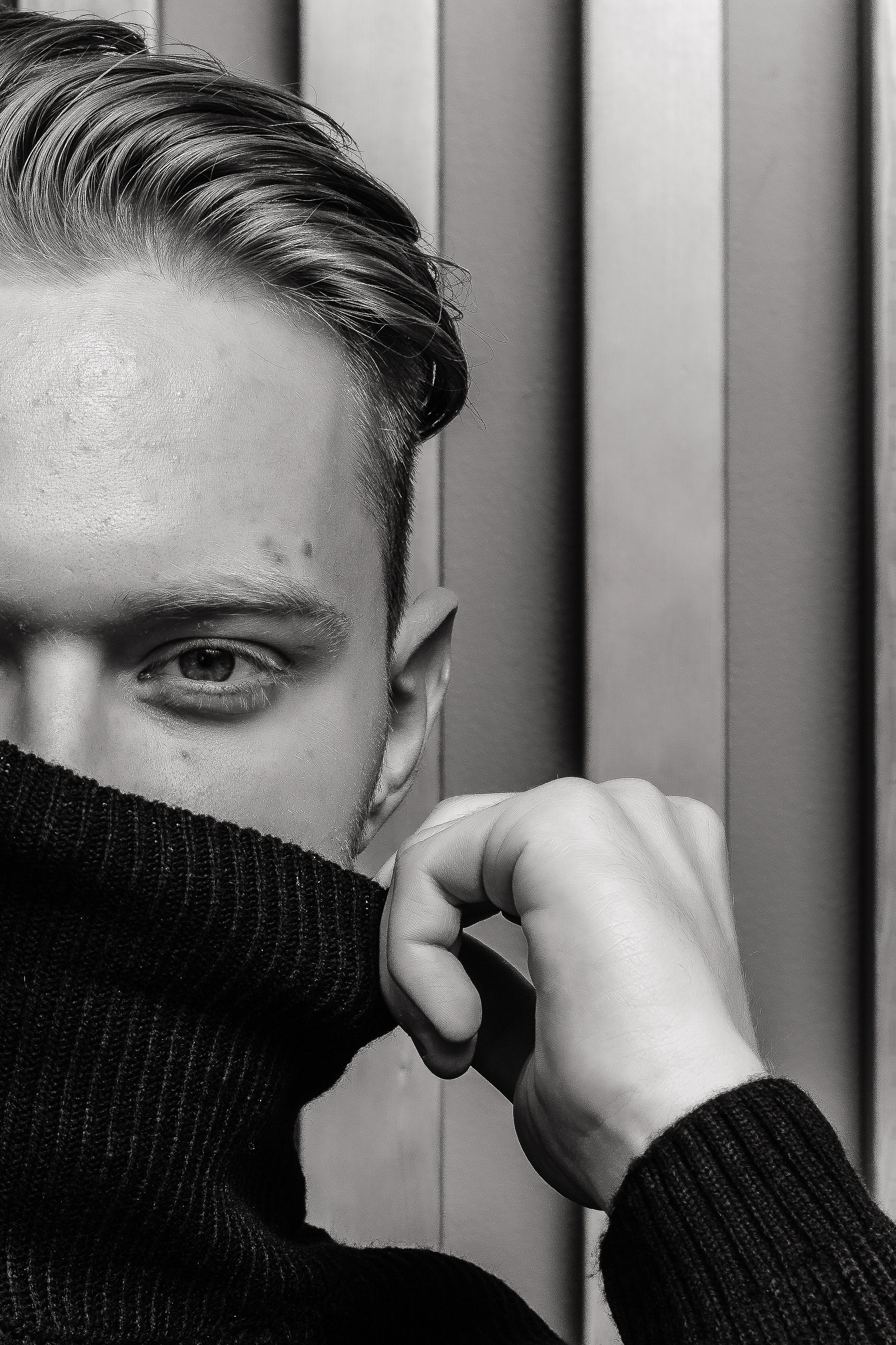 мужчина в водолазке