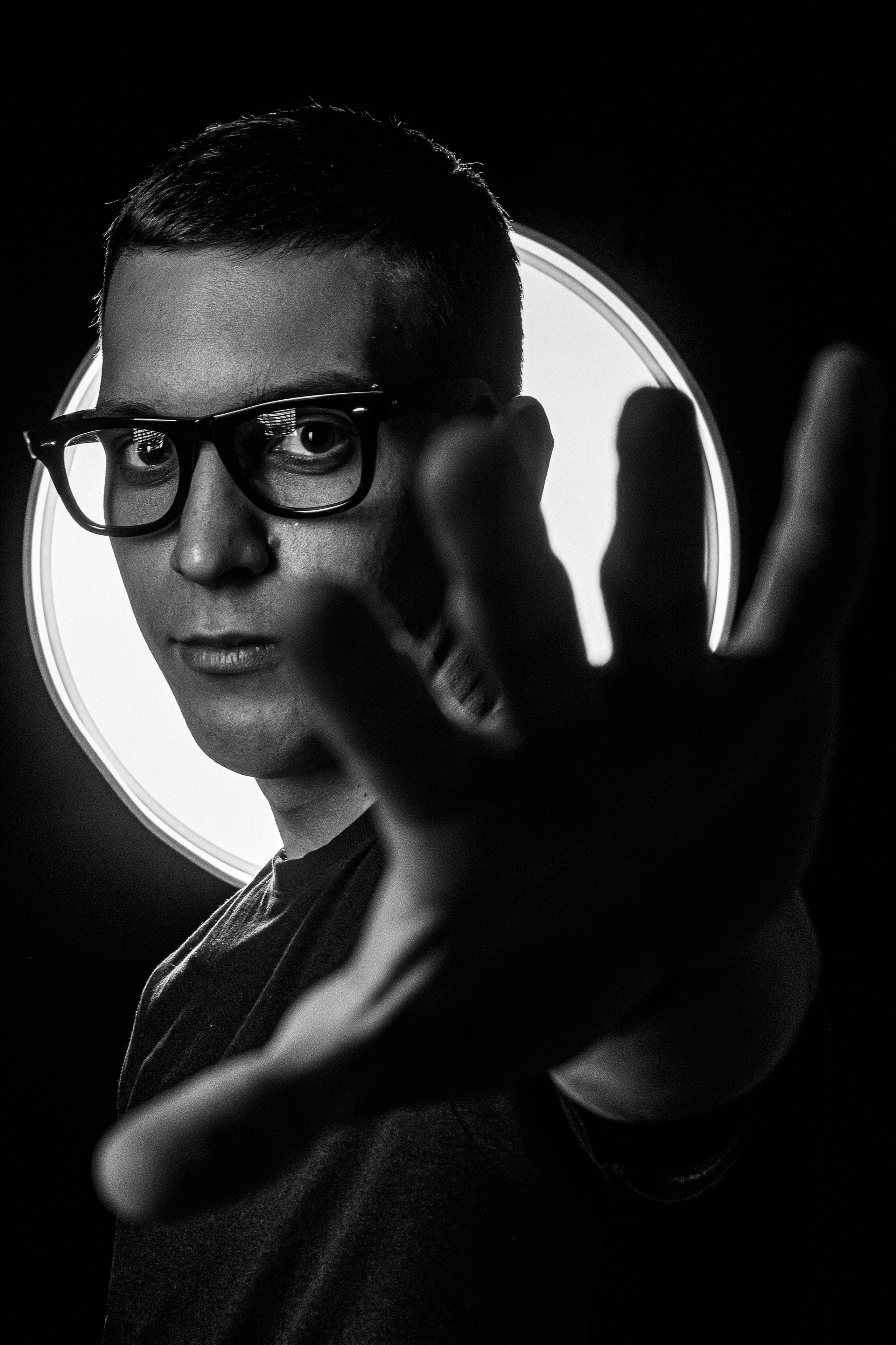 мужчина в очках 