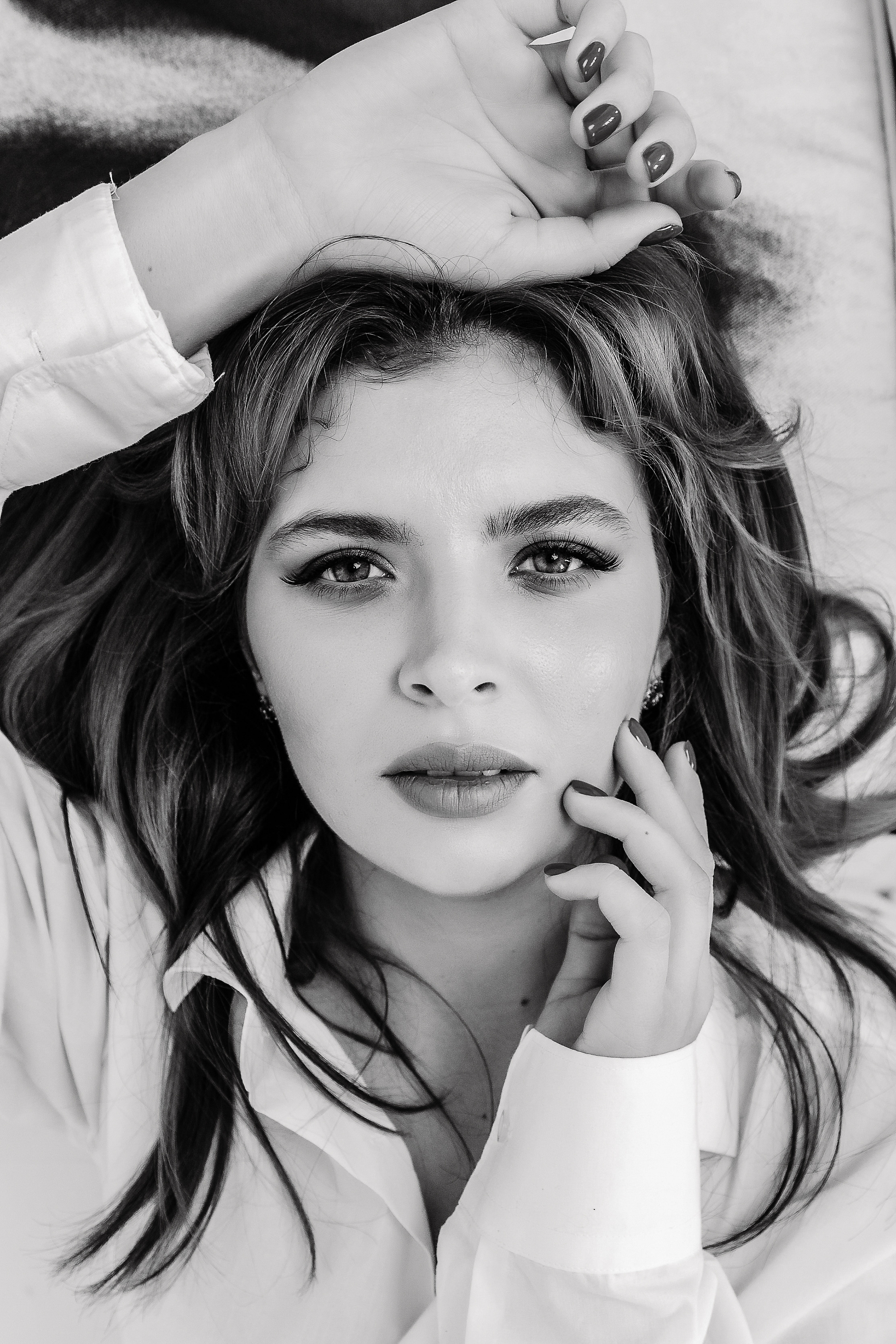 портрет девушки в рубашке