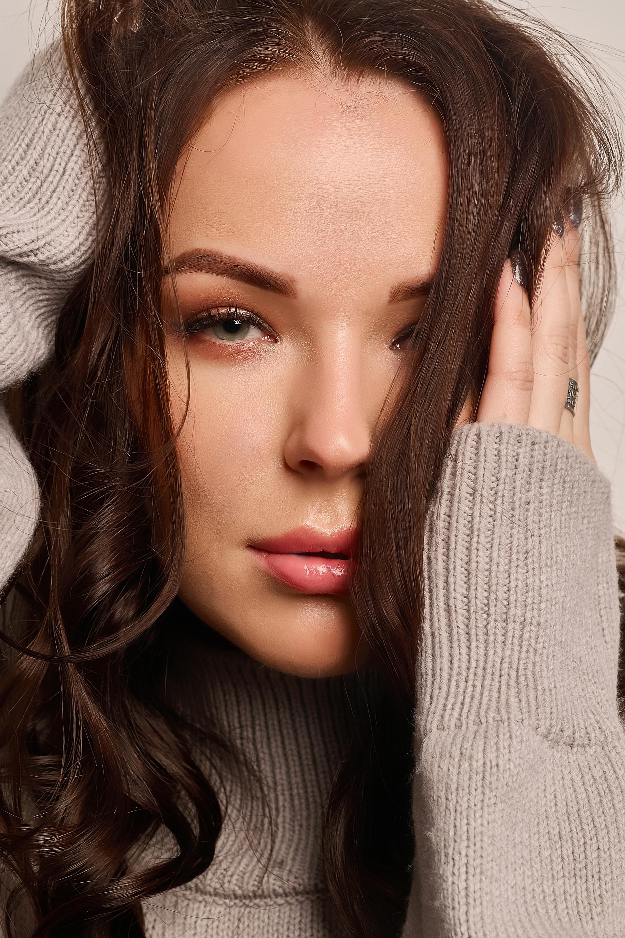 девушка в свитере