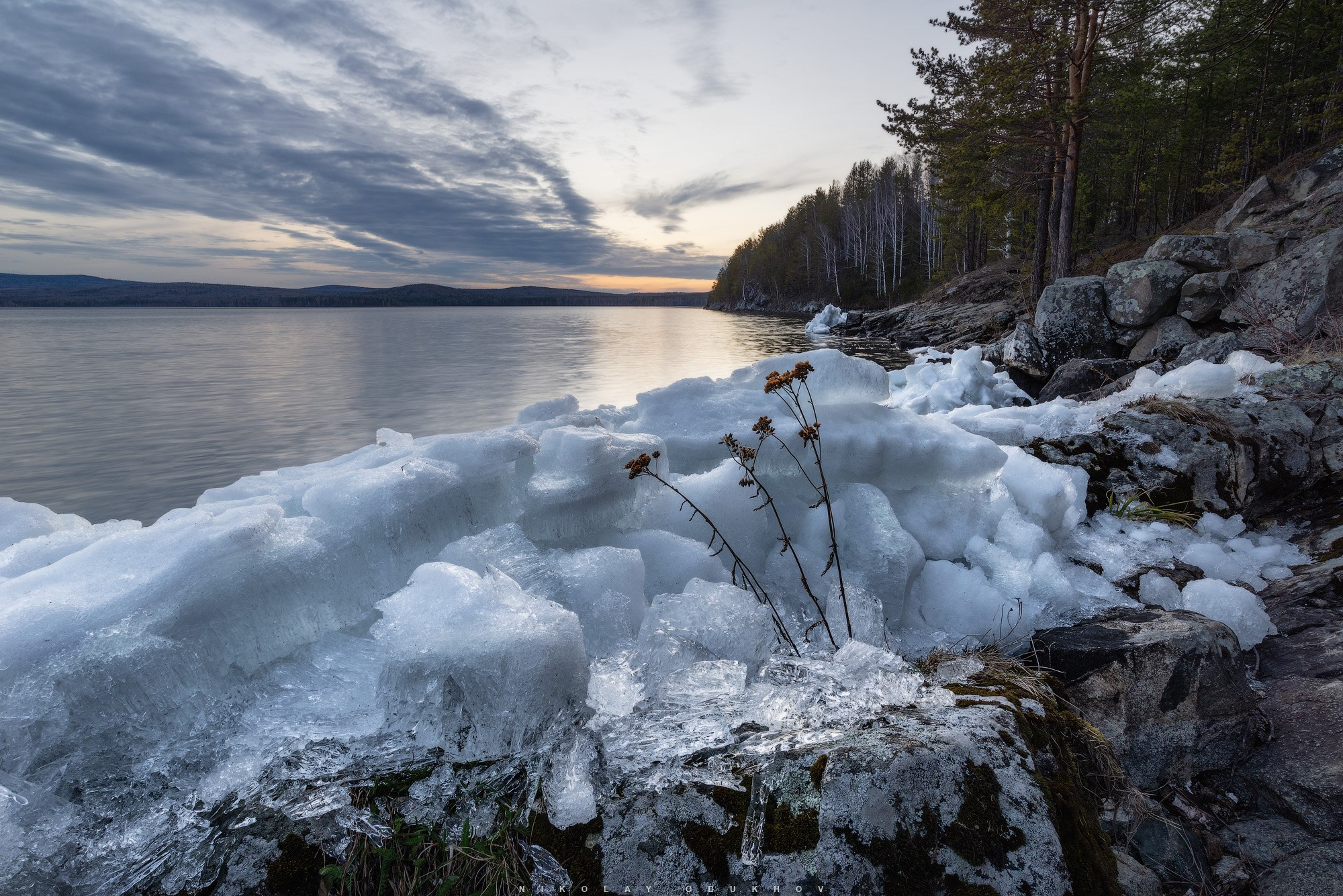 Последний лед на берегу Черноисточинского пруда.