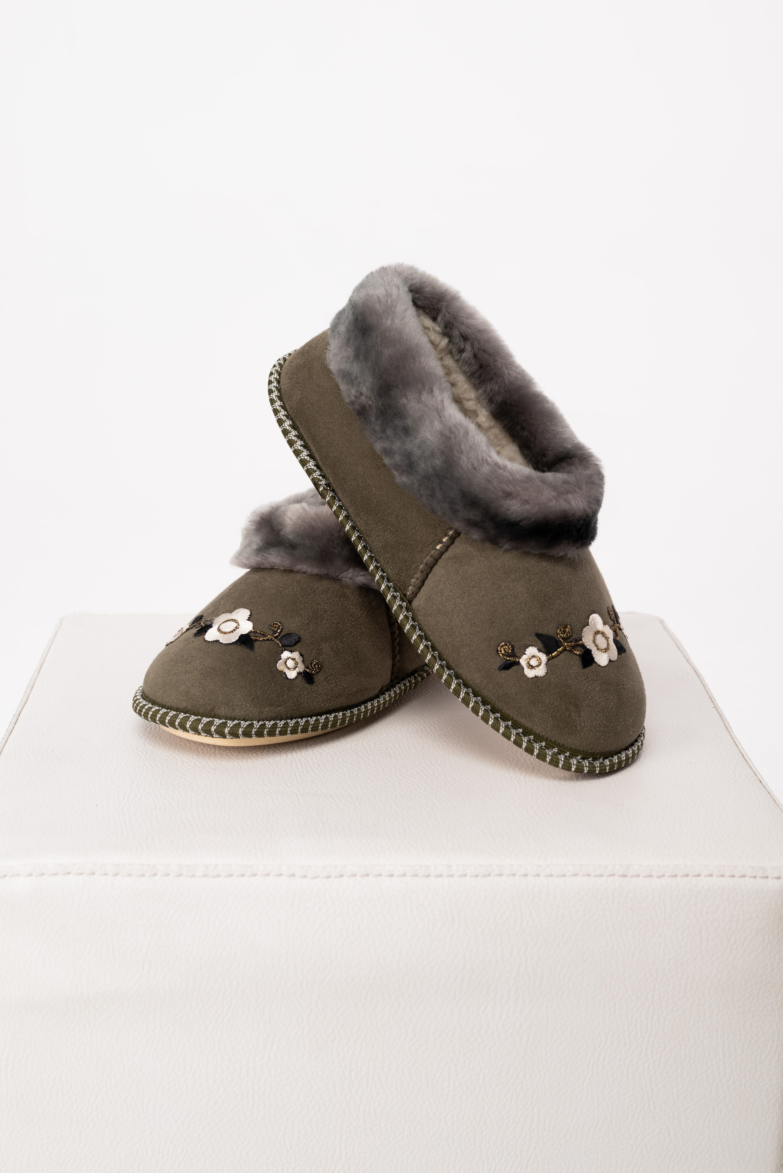 Тапочки и чуни. Предметный фотограф, фото для маркетплейсов Пятигорск, КМВ