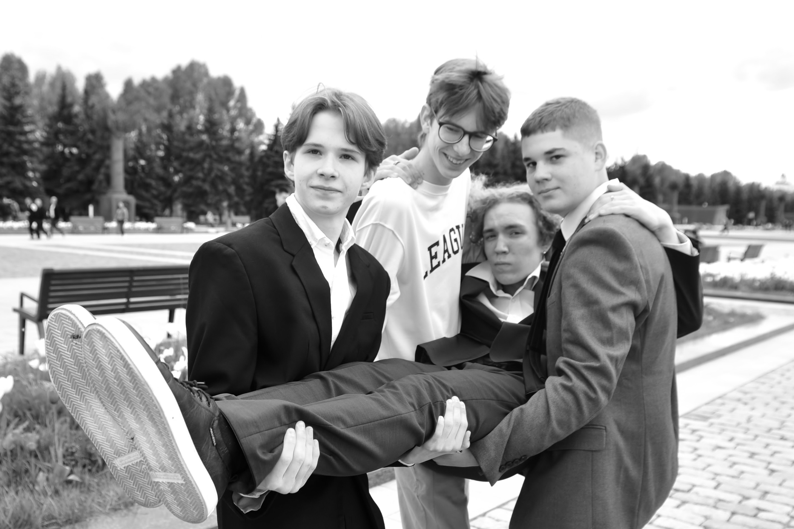 Последний Звонок на Поклонной Горе (уличная фотосессия 9-классников). Свадебный и семейный фотограф в Москве Ирина Гончарова