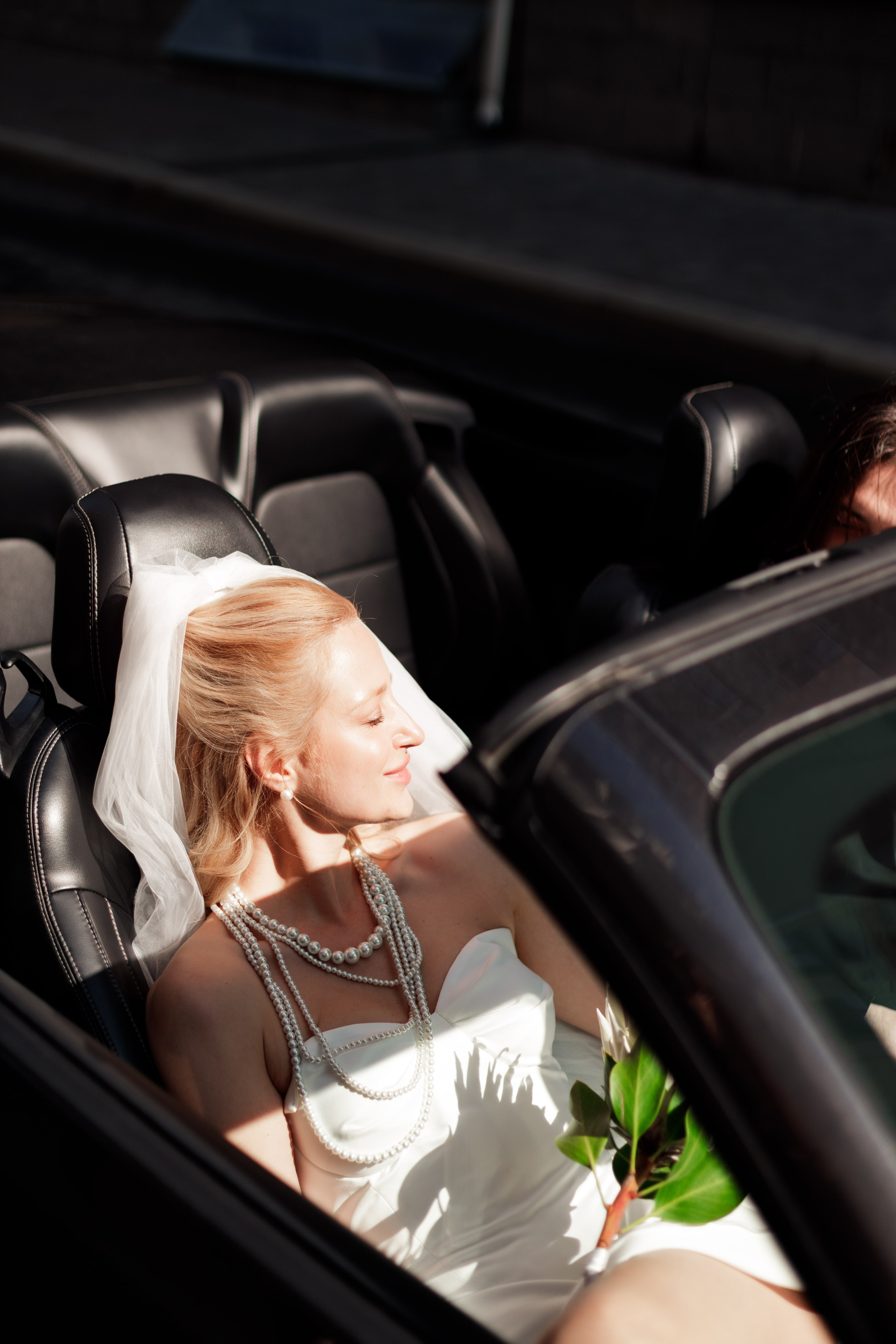 Свадебная фотосессия с автомобилем в центре Москвы, фотограф свадьбам Москва