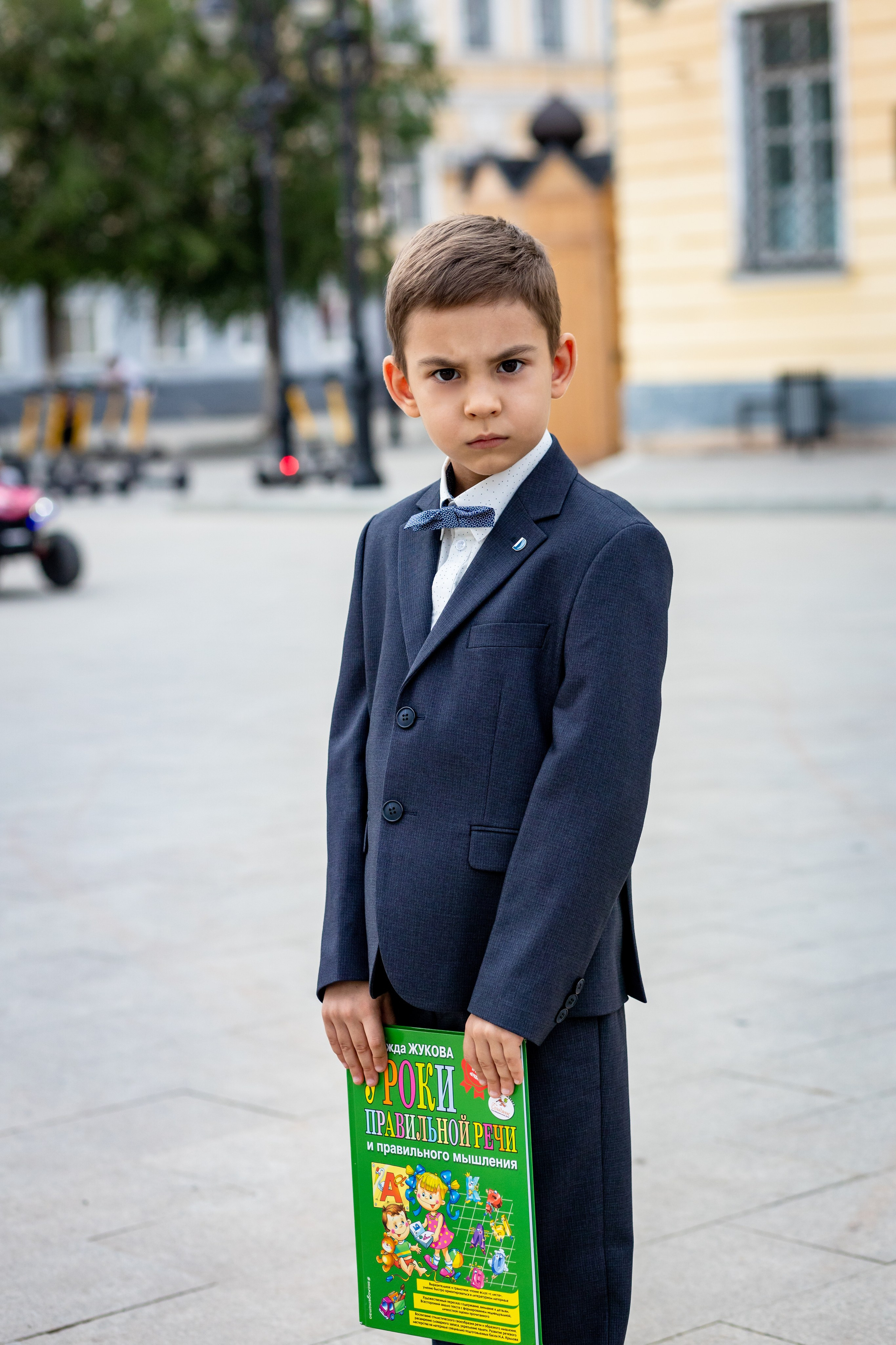 Рома и Белла идут в школу. Фотограф в Оренбурге. Профессиональный фотограф