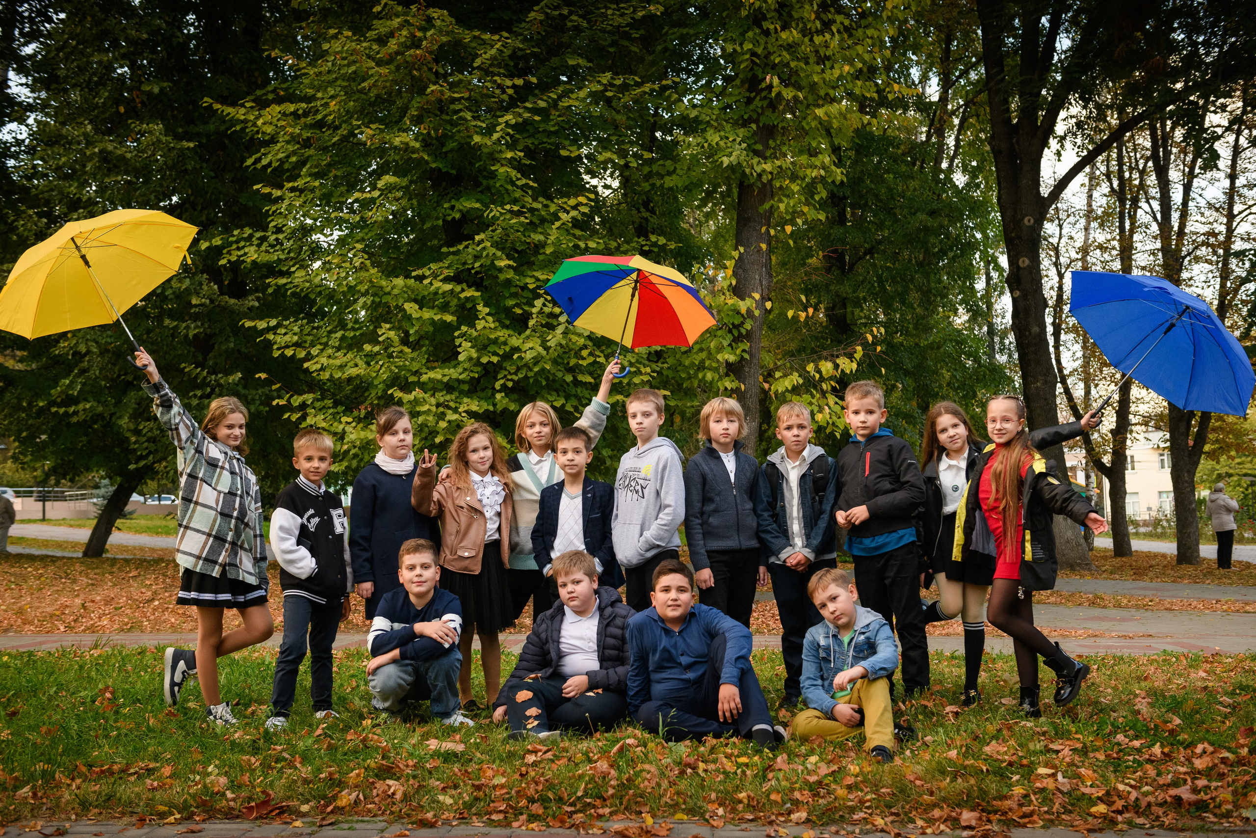 Четвероклассники позируют для школьного альбома. Выпускные альбомы в Курске