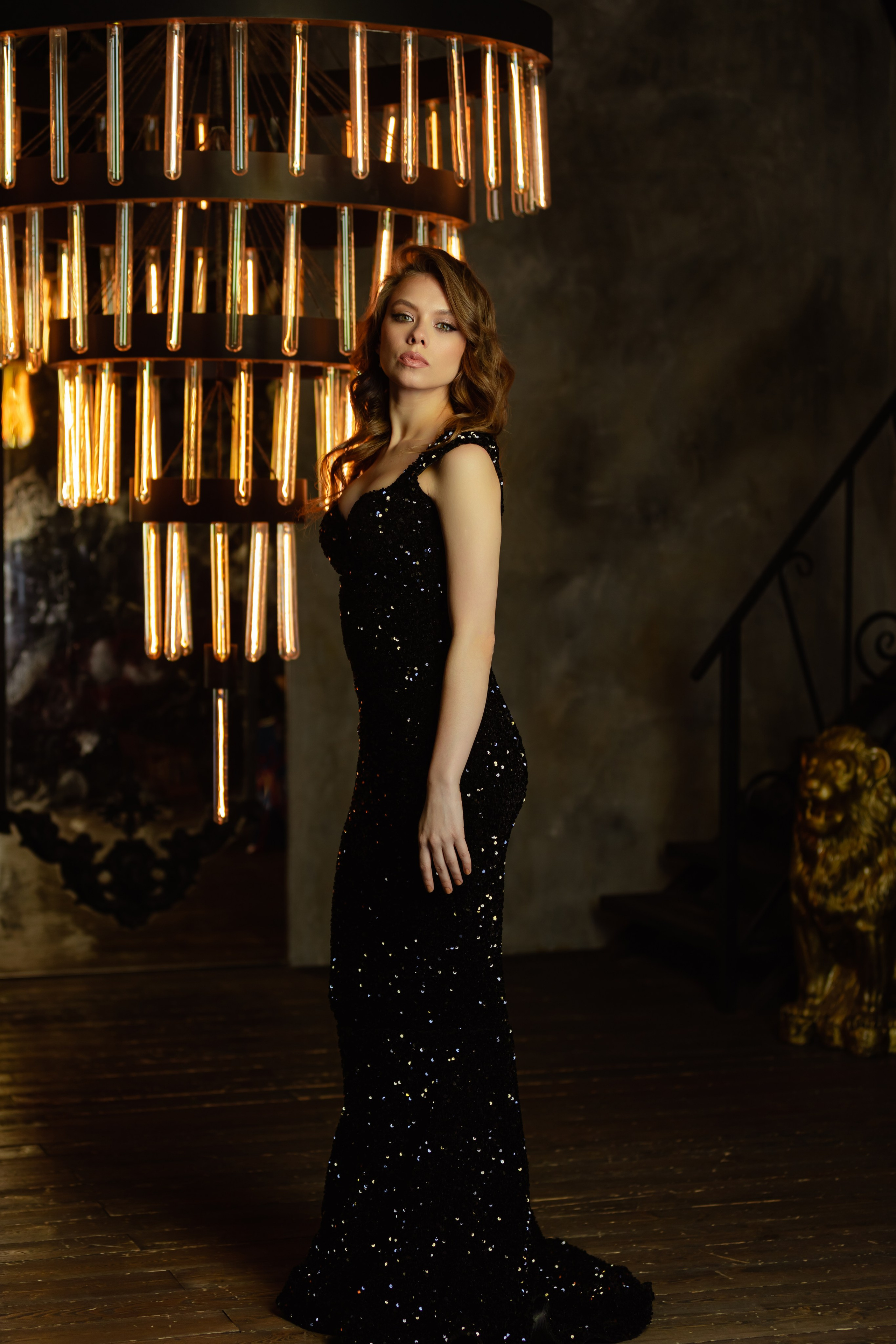 Девушка в интерьерной Фотостудии с огромной люстрой