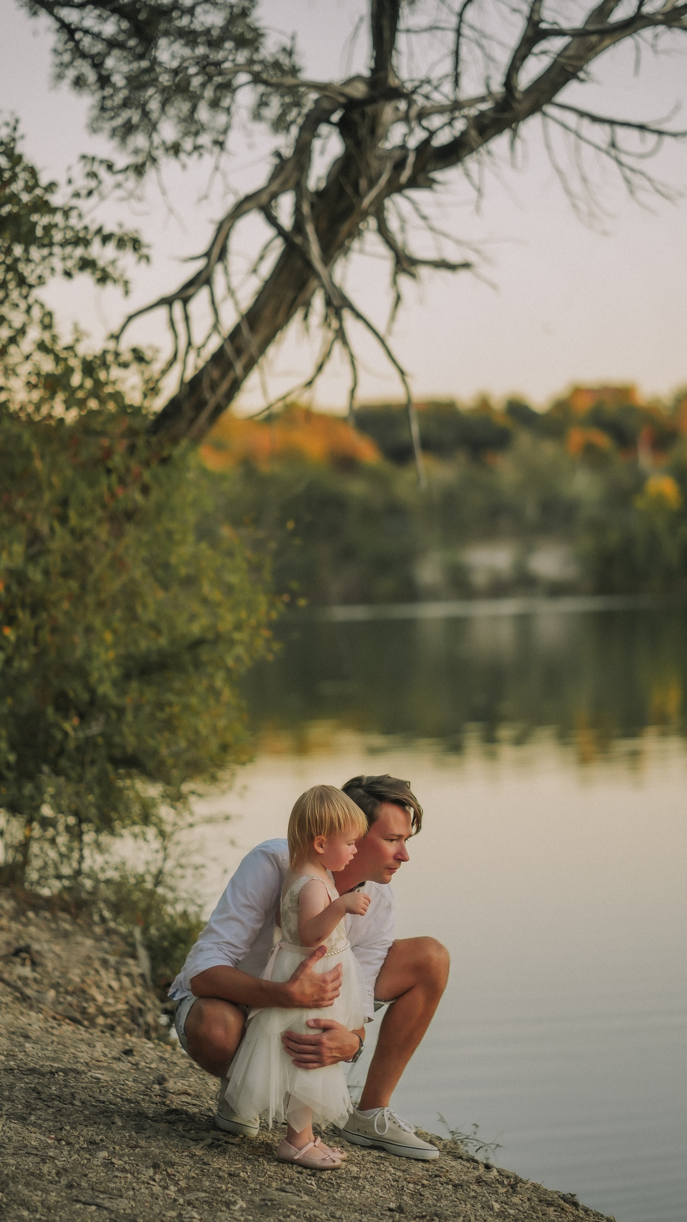 Family snuggles & smiles — cozy family photos