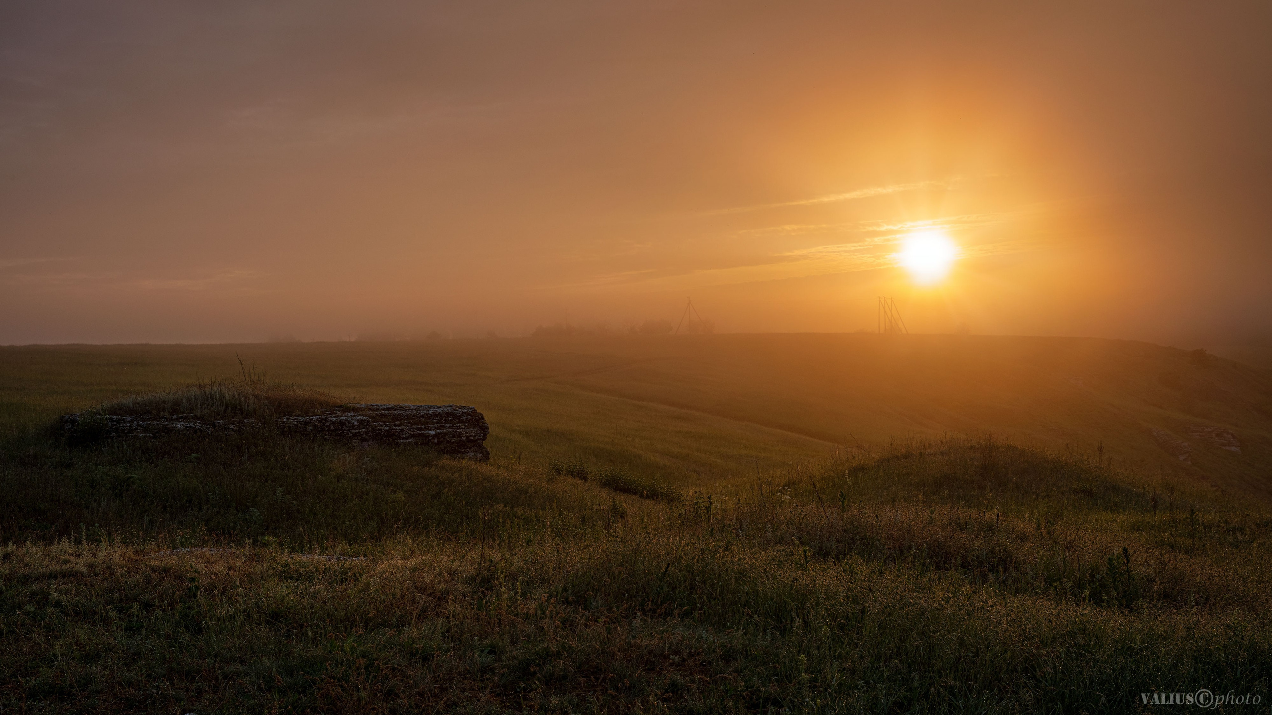 Рассвет, туман, солнце, варгольские скалы