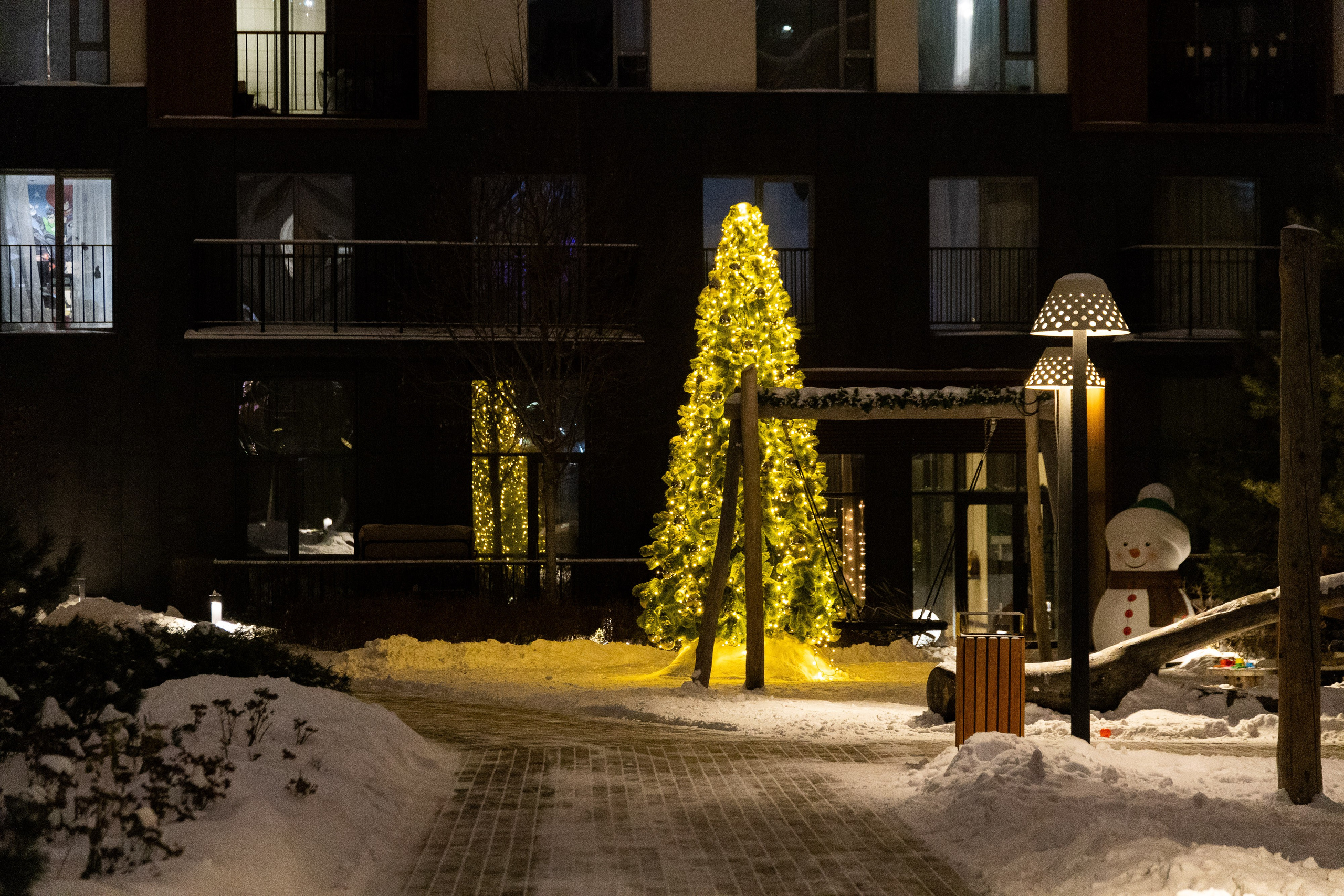 Елка у «Брусники» на Стачек. Фотограф Родион Нарудинов