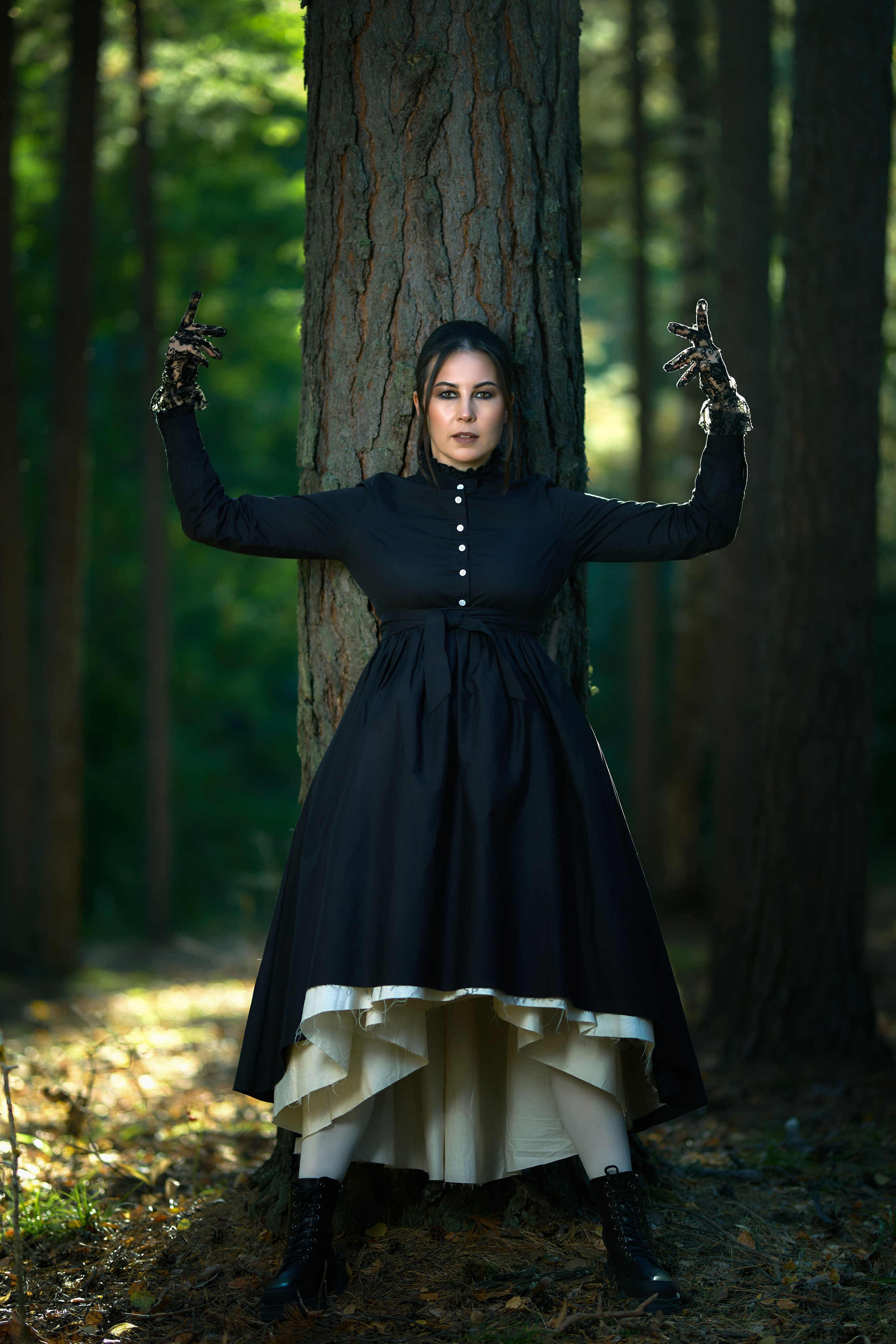 тематическая фотосессия в черном платье в лесу