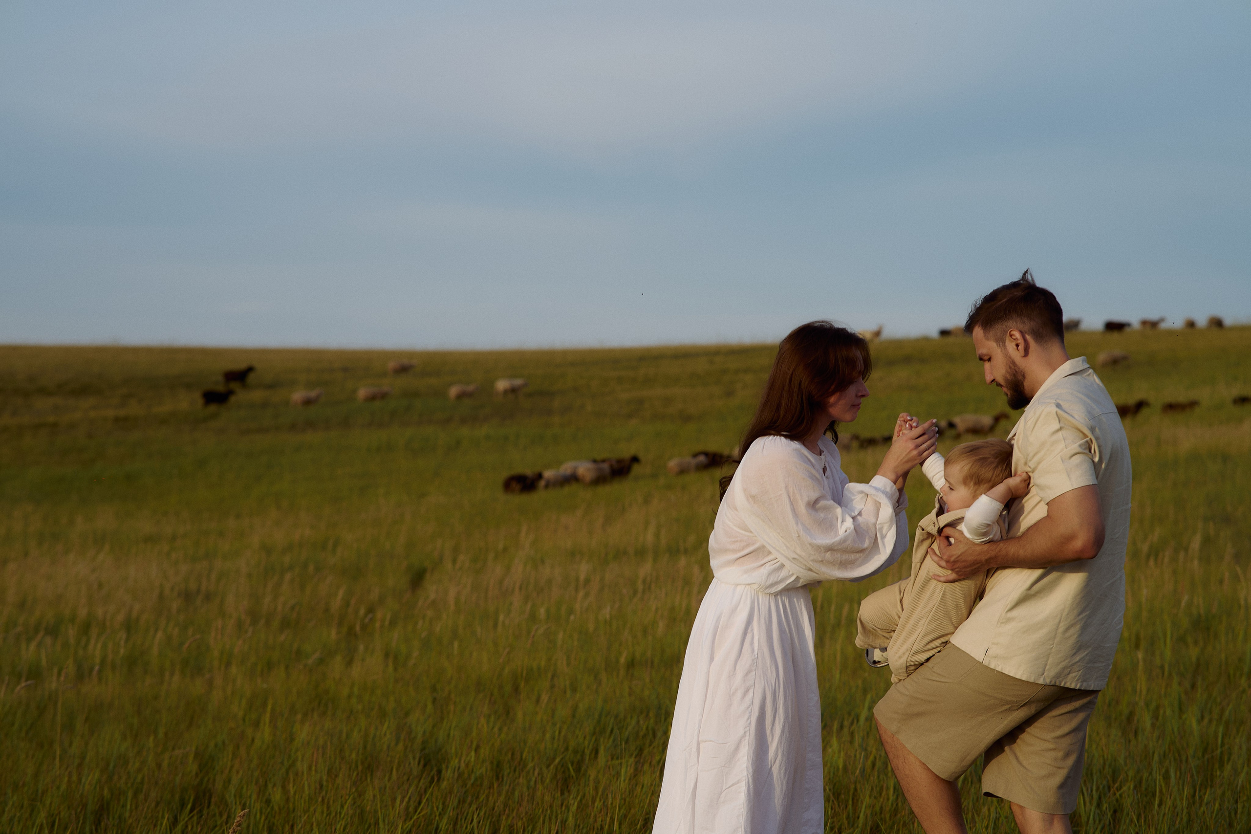 Шамиль, Аня и Марс в поле с барашками. Семейный и свадебный lifestyle-фотограф в Москве Мария Петрова