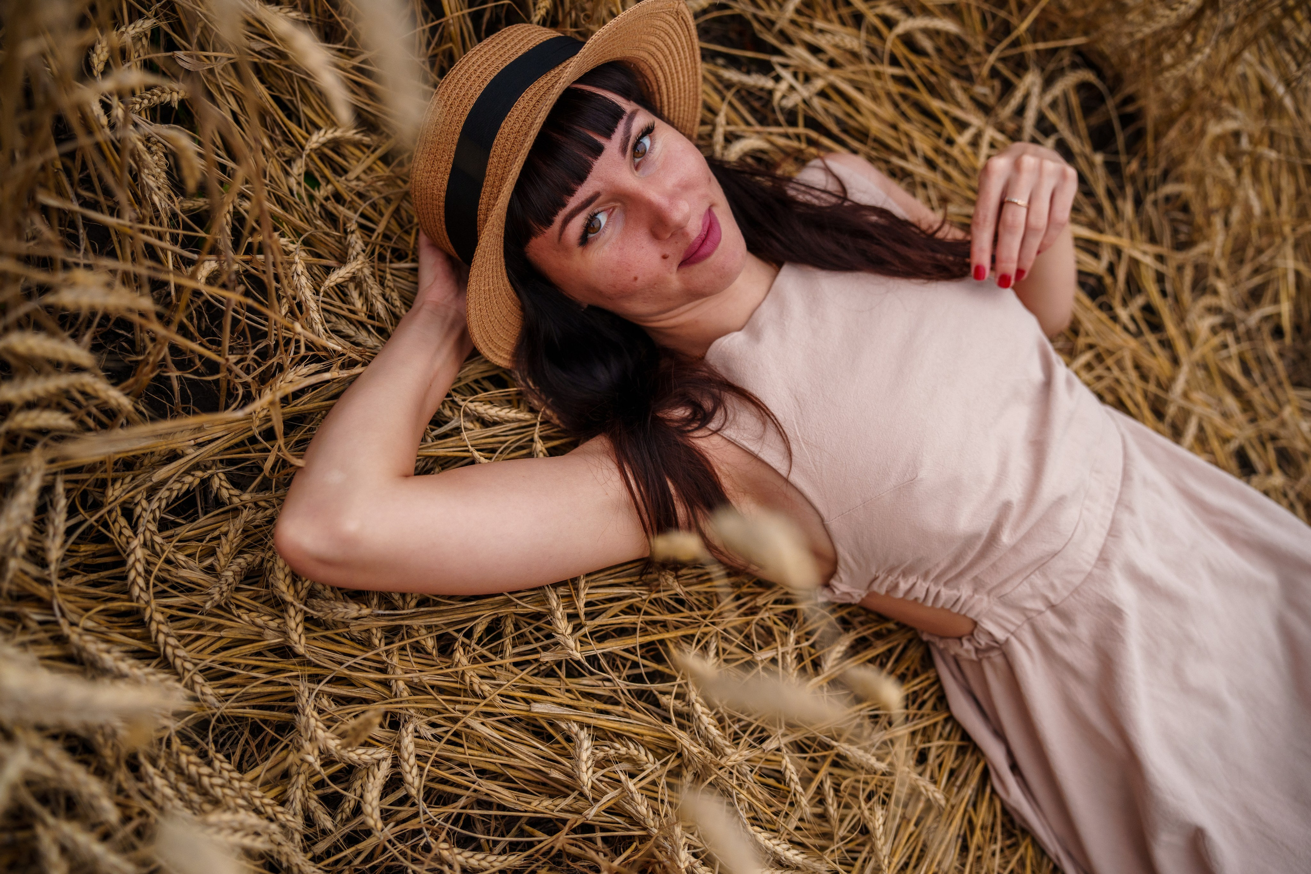 Мама с дочкой в пшеничном поле (01.08.2023). Фотограф Андрей Чеботок (Белгород, Курск, Воронеж, Старый Оскол)