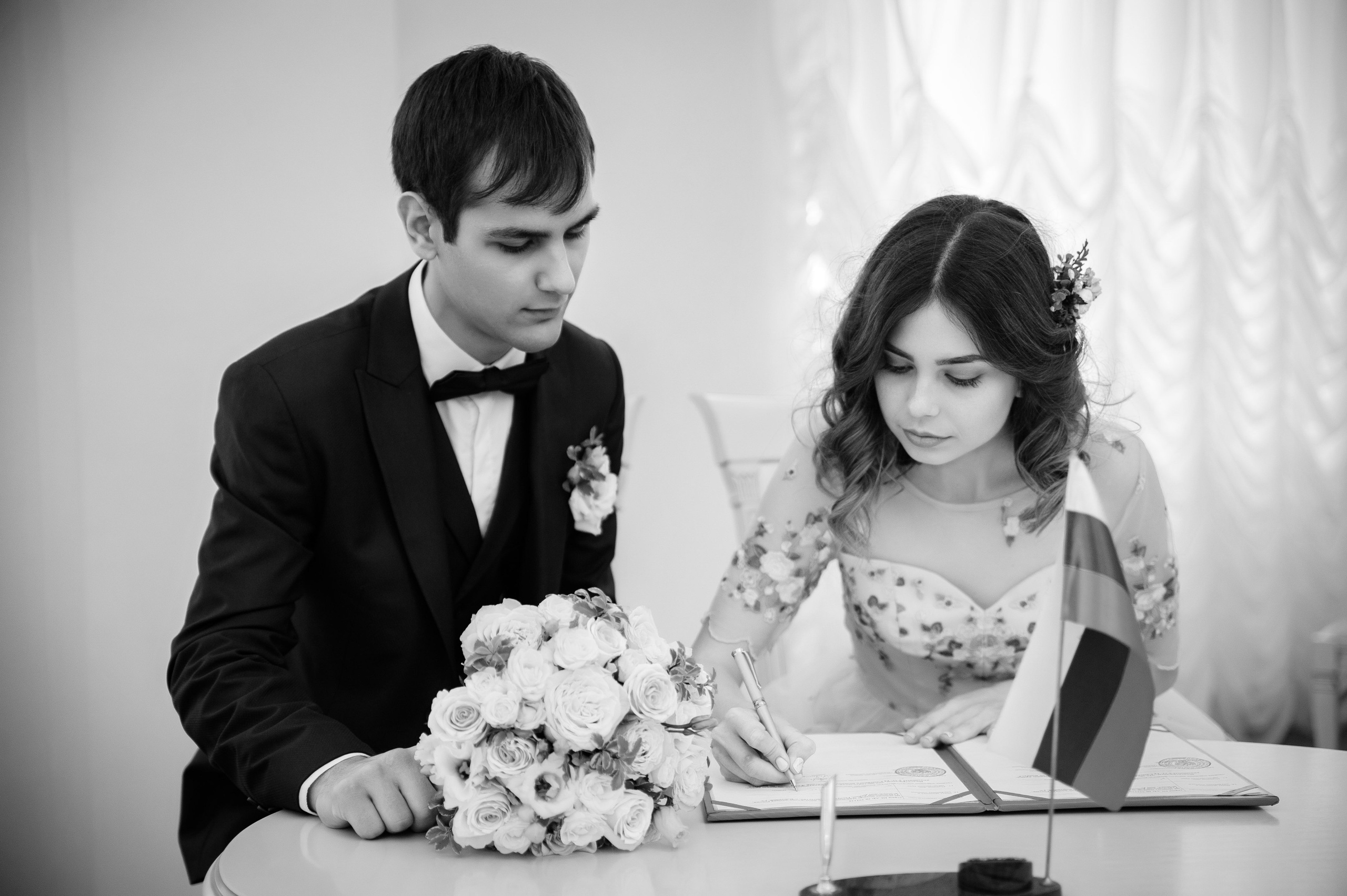 Фотосъёмка росписи в загсе с обработкой фото в черно-белом стиле в СПб..