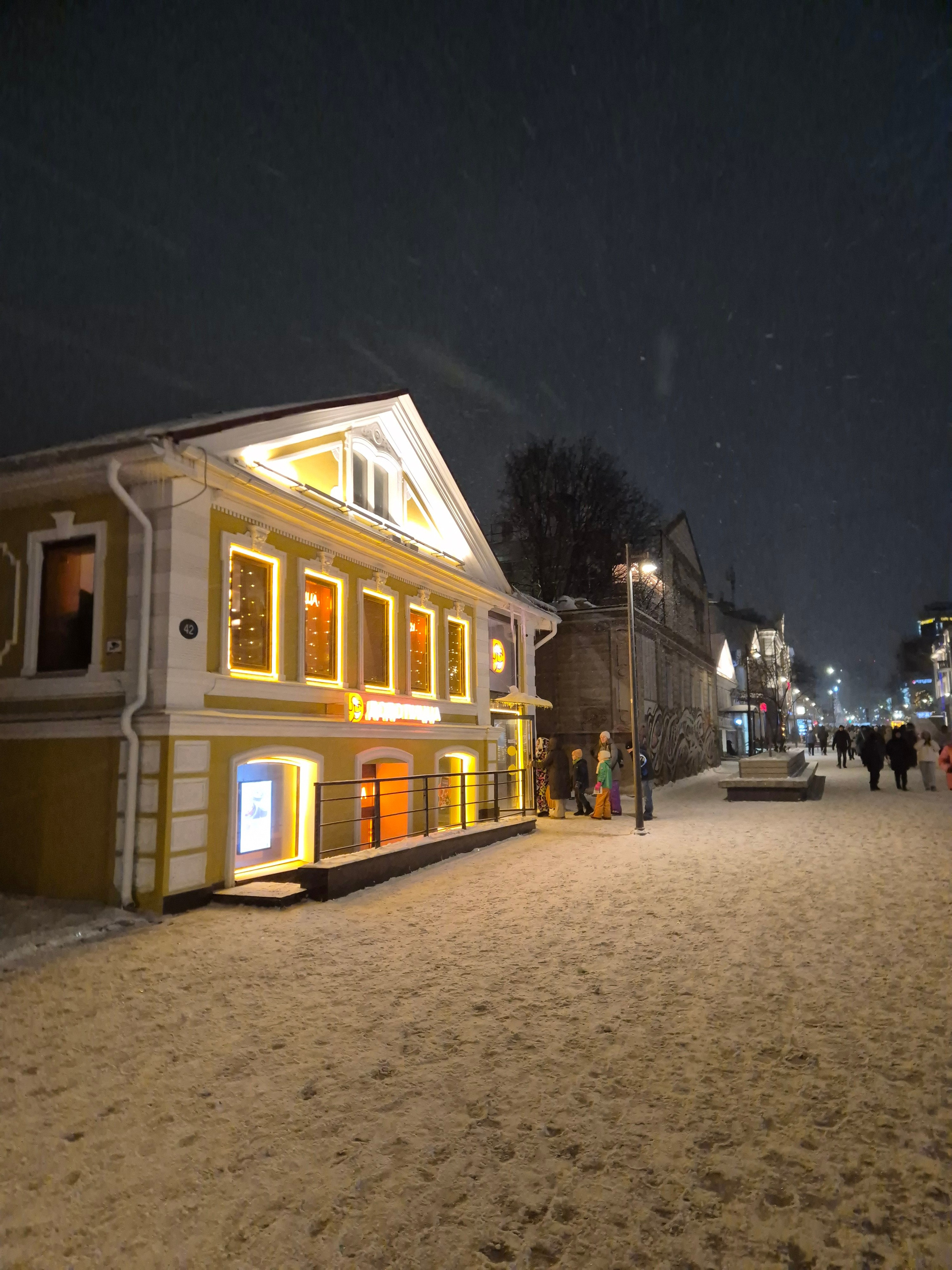 Большая Покровская улица - пешеходная улица города и центр притяжения всех туристов и гуляющих