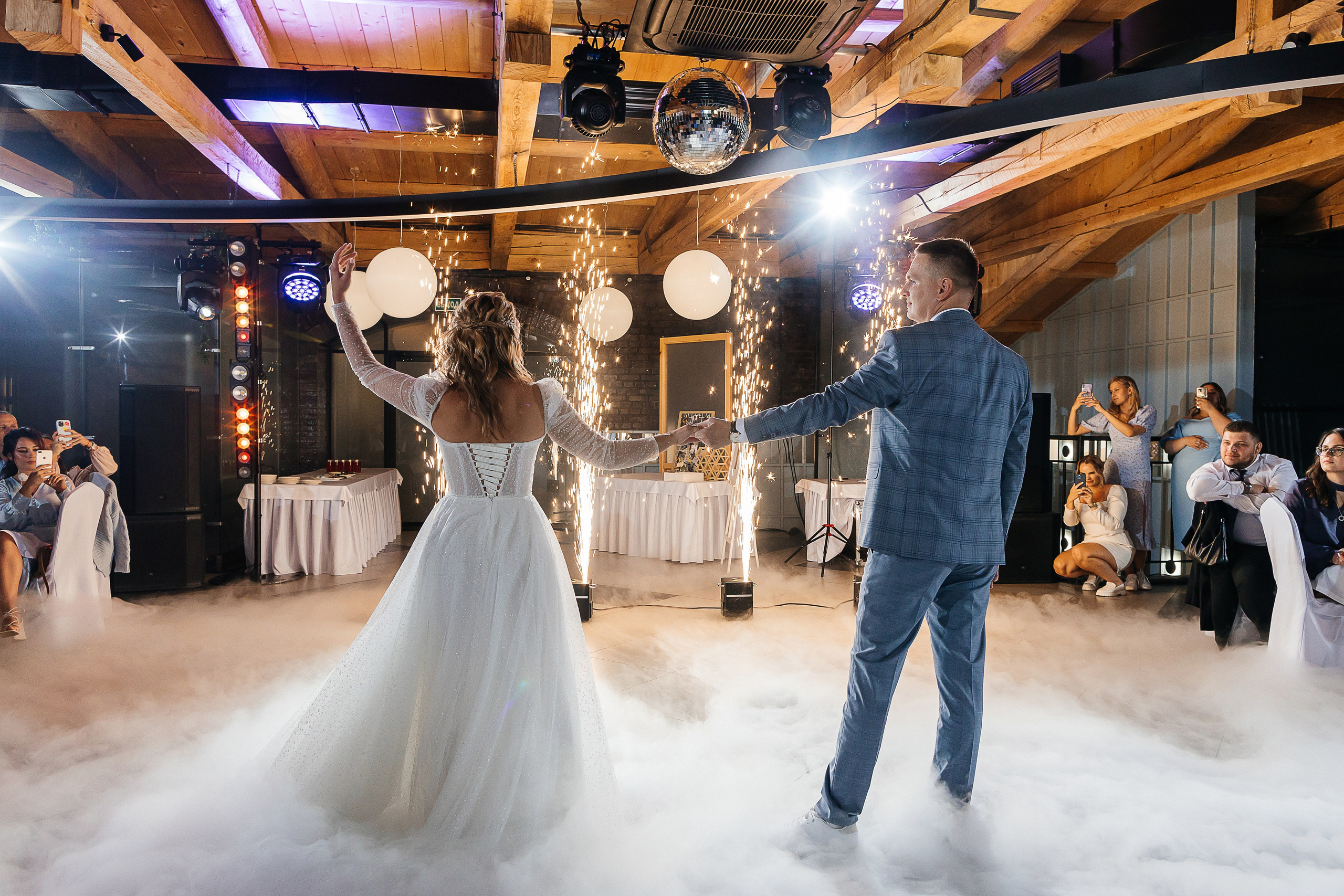 Трогательная выездная церемония в уютном дворике отеля. Олег Сверчков | Свадебный фотограф Вологда