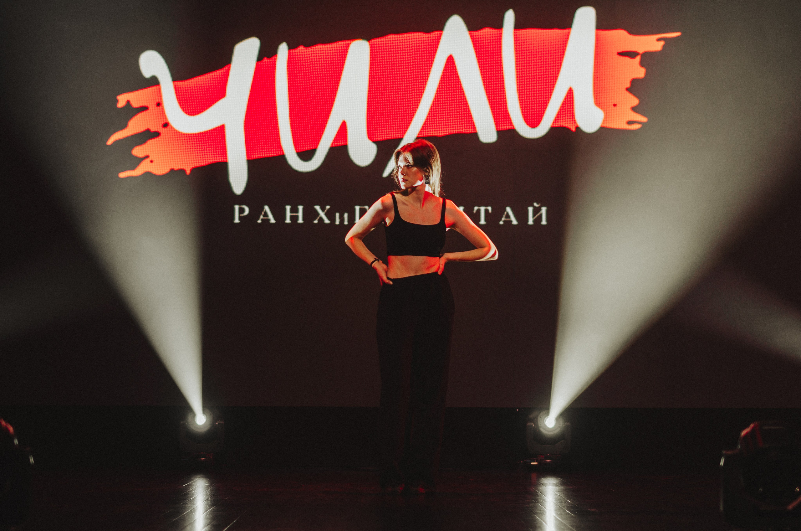 Групповая фотосъемка танцевального коллектива. Денисова Аля — фотограф для парных съемок и индивидуальных историй в Барнауле