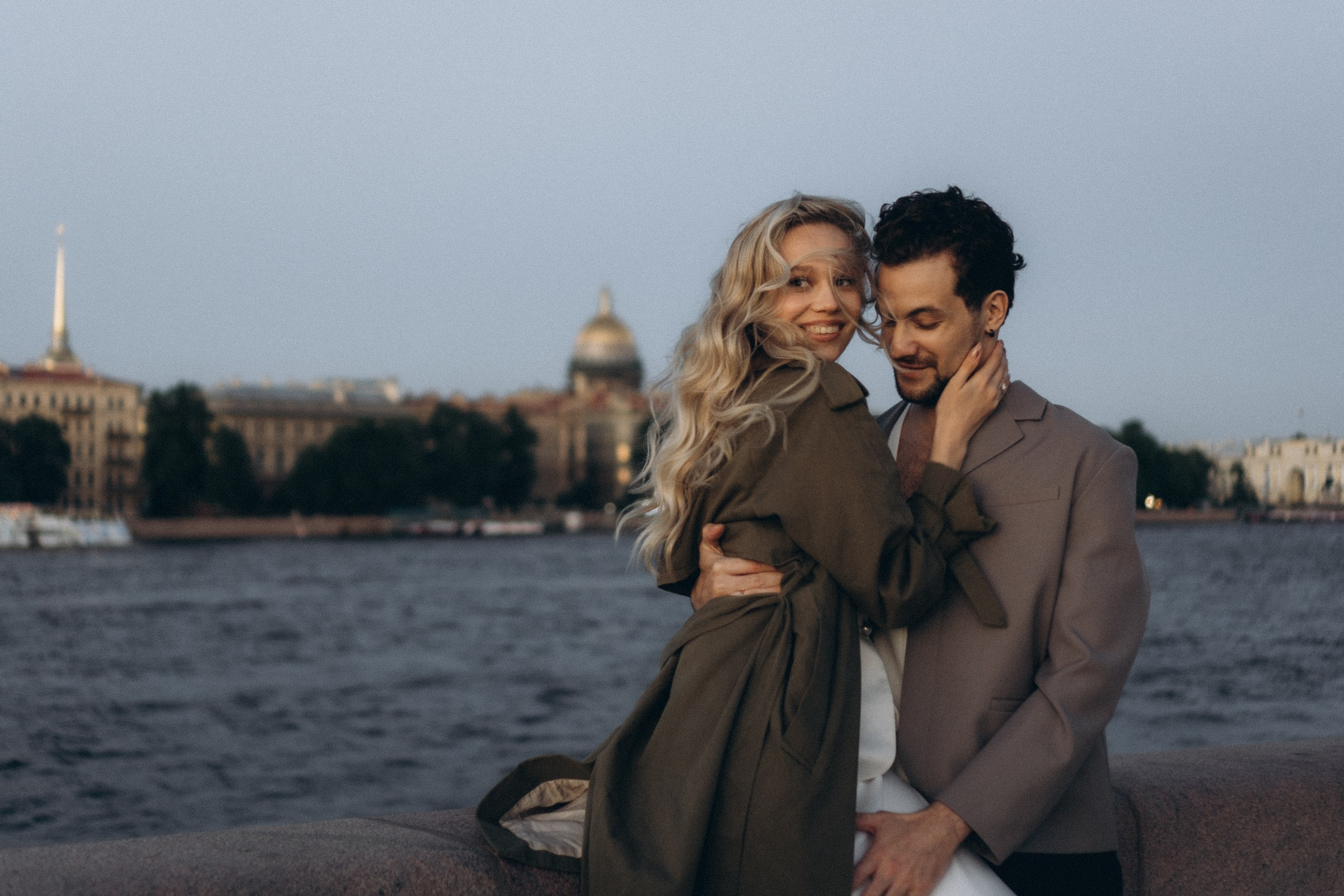 СВАДЕБНАЯ СЬЕМКА ПАРЫ НА РАССВЕТЕ В БЕЛЫЕ НОЧИ И ПРОГУЛКА С РАЗВОДНЫМИ МОСТАМИ И ПИКНИК ВОЗЛЕ ИСАКИЕВСКОГО СОБОРА. Профессиональный фотограф, Санкт-Петербург — Виктория Богомолова