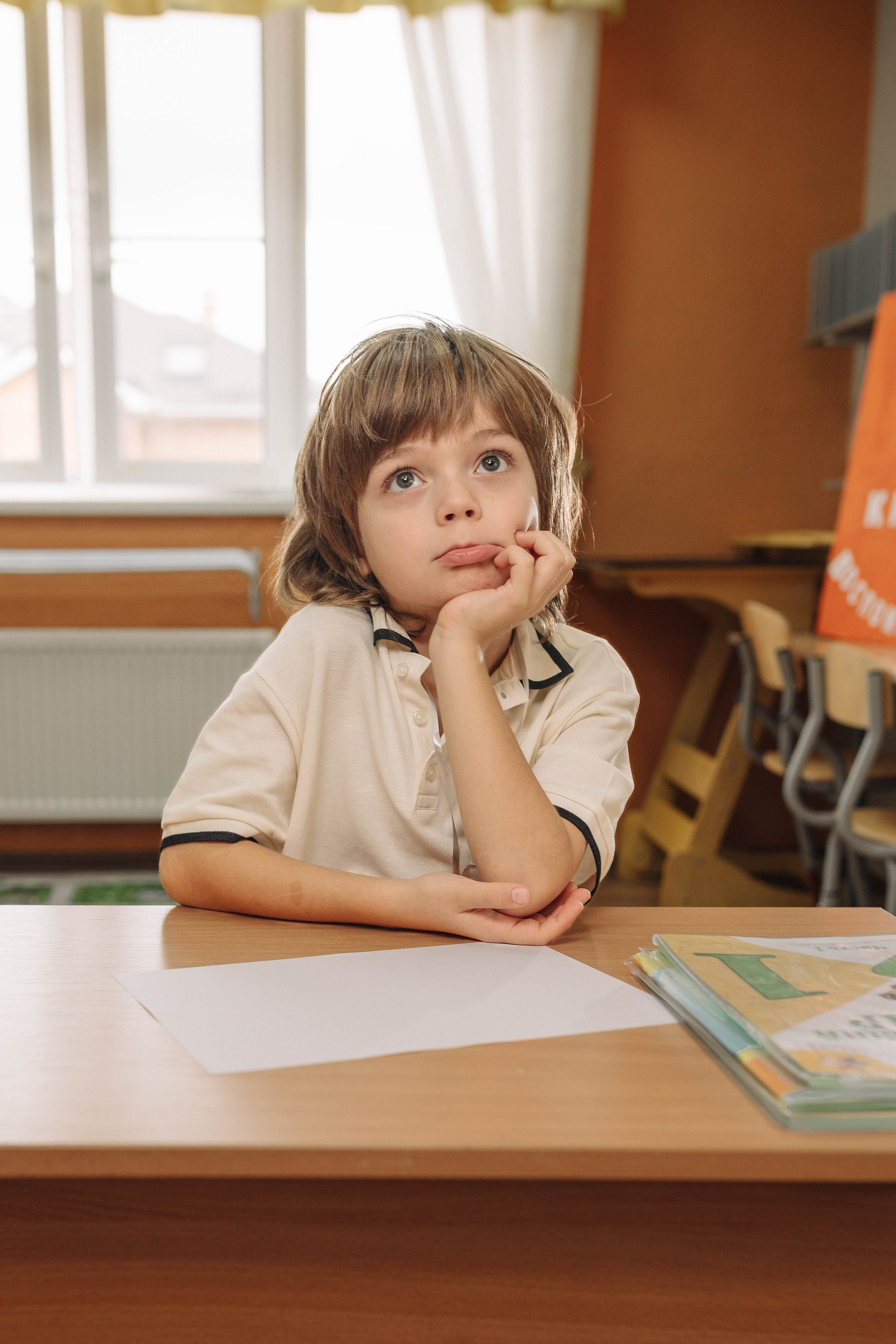 Задумчивый первоклассник на первом уроке