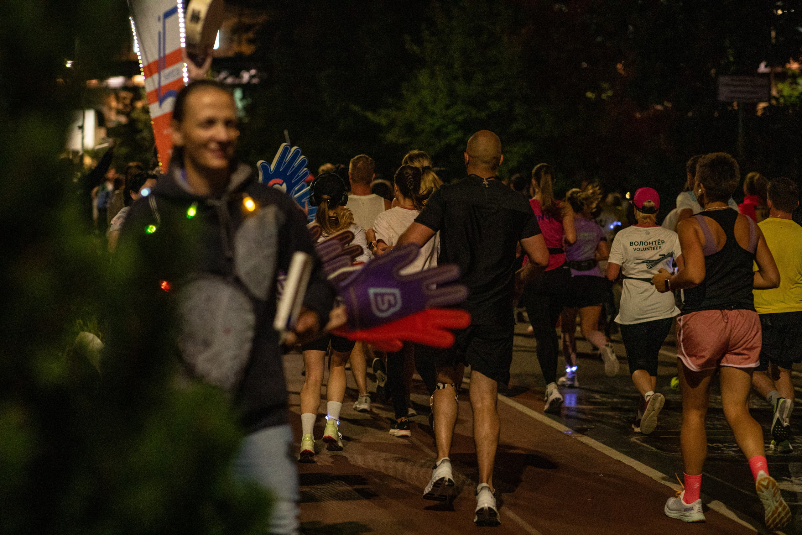 Ночной забег в ленте фотографий бегунов 03.08.24. Фотограф Сергей Ловкий