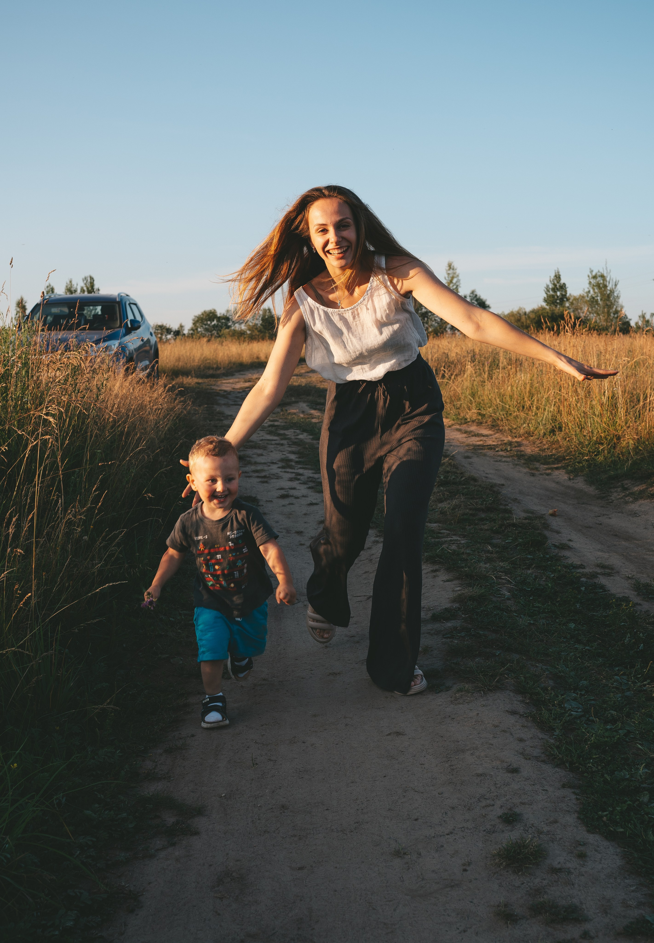 Семейная съемка в поле с ребенком: мама и сын. Фотограф Екатерина Канчалаба