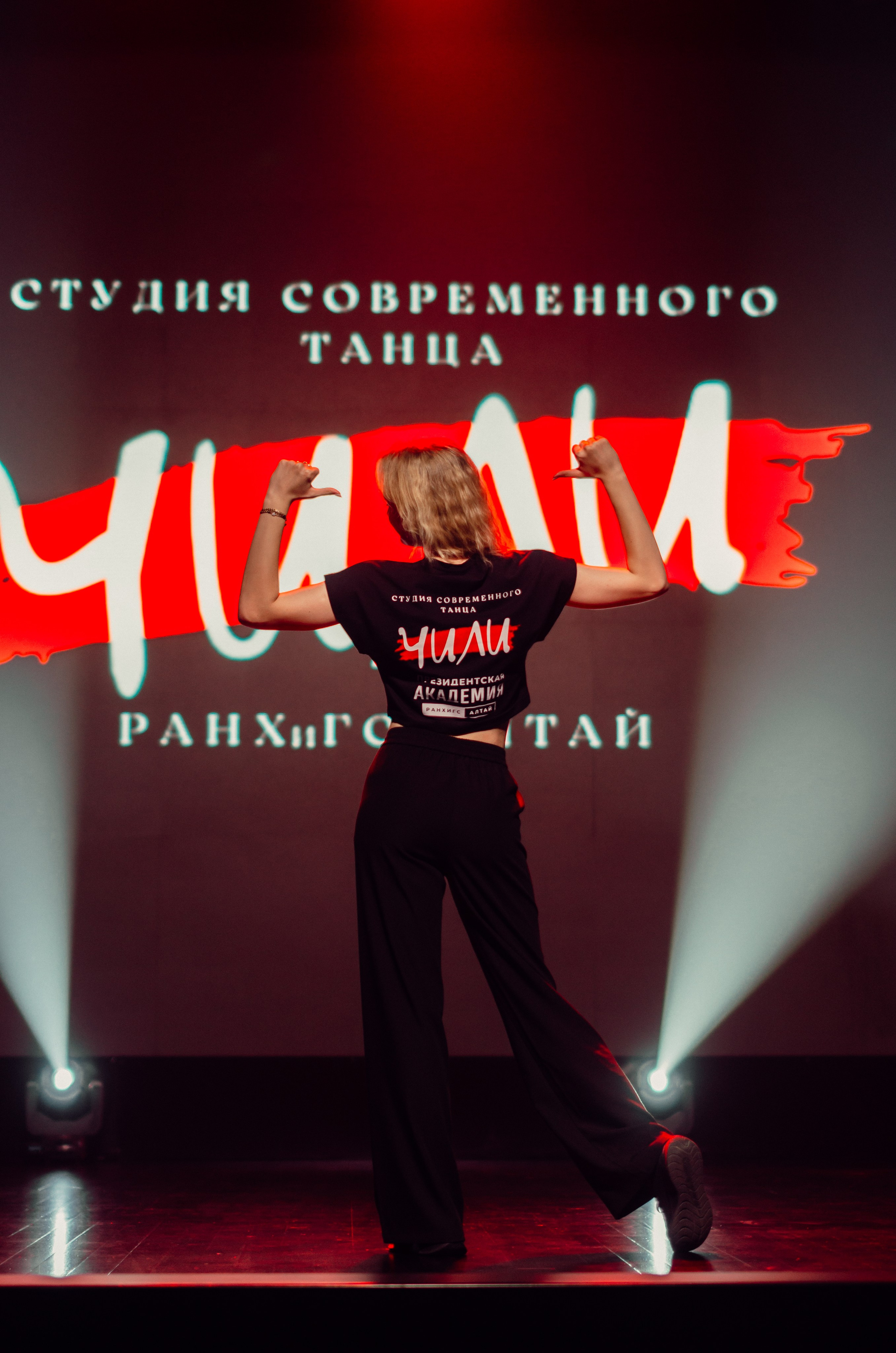 Групповая фотосъемка танцевального коллектива. Денисова Аля — фотограф для парных съемок и индивидуальных историй в Барнауле