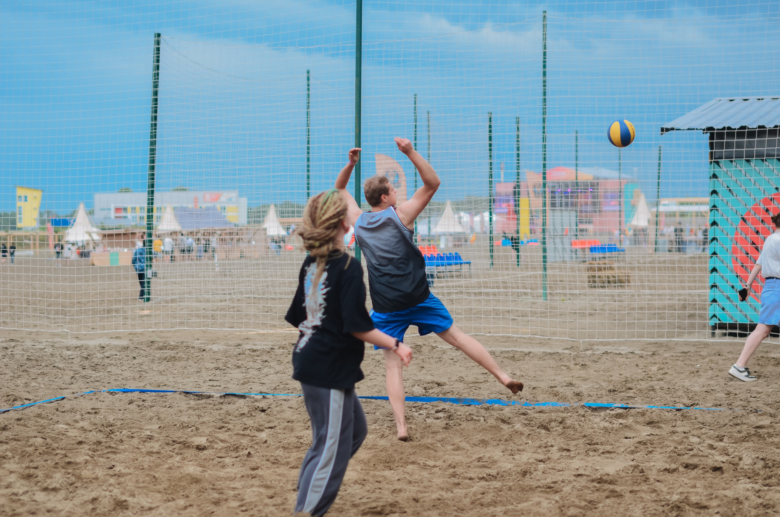 Фестиваль «Грань» 2025. Спортивная площадка. Денисова Аля — фотограф для парных съемок и индивидуальных историй в Барнауле