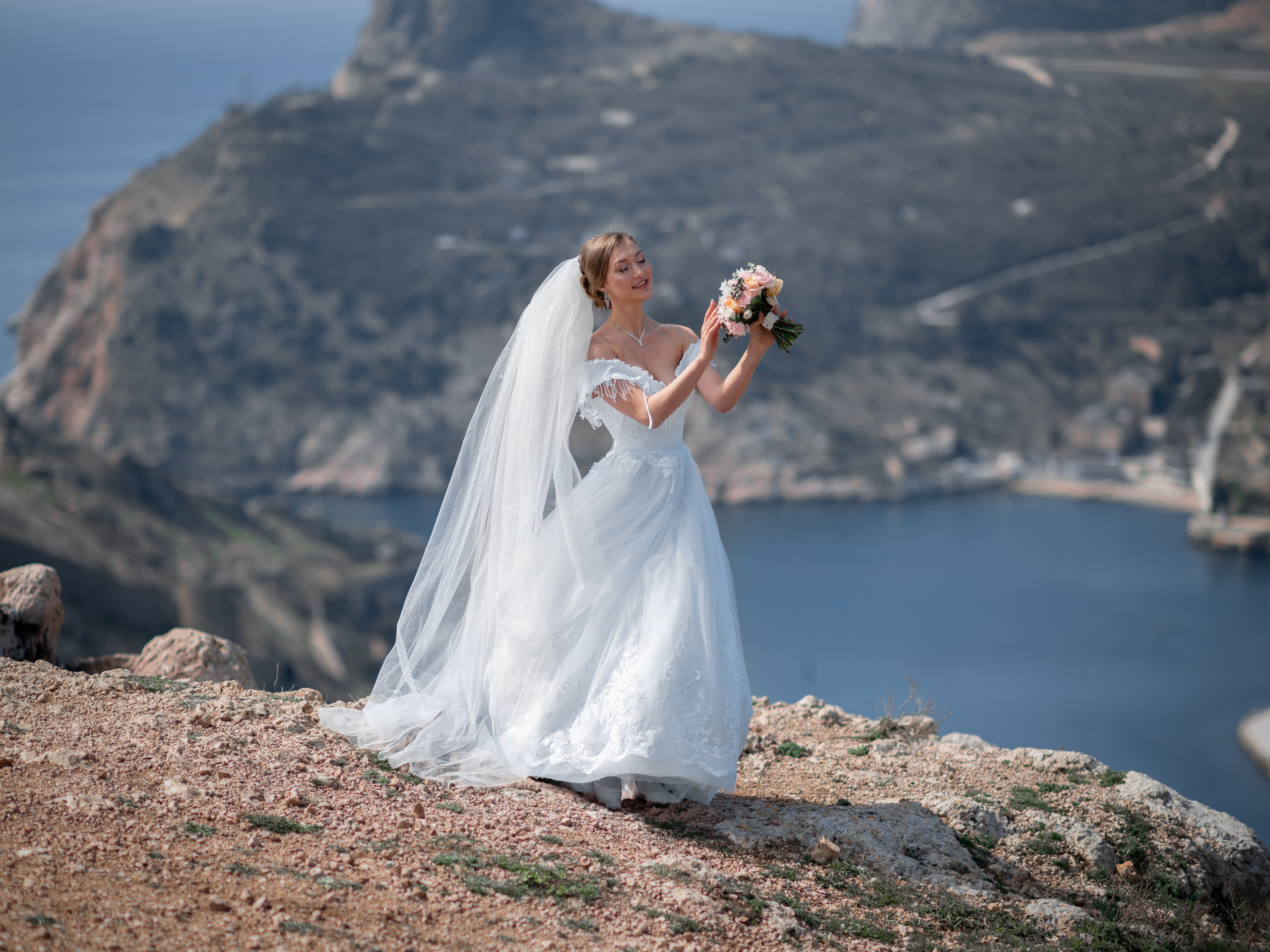 Свадебная фотосессия в Балаклаве над морем