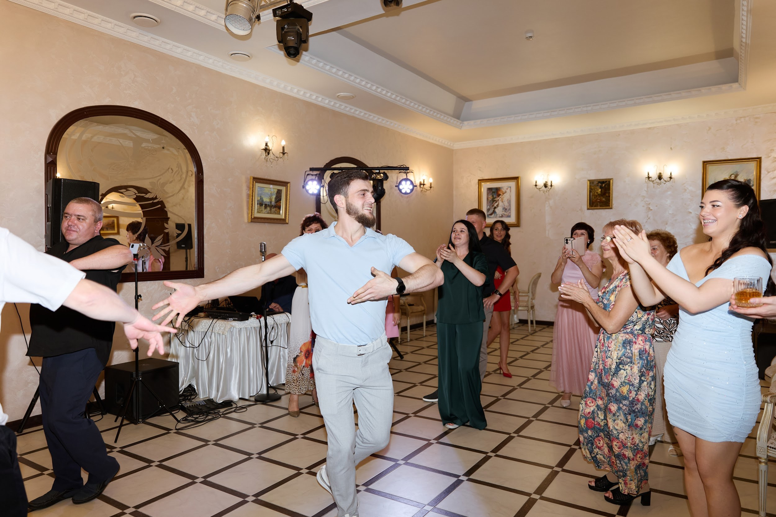 Свадьба Невеста Ведущая. Свадебный ведущий в Москве Саксофон на свадьбу