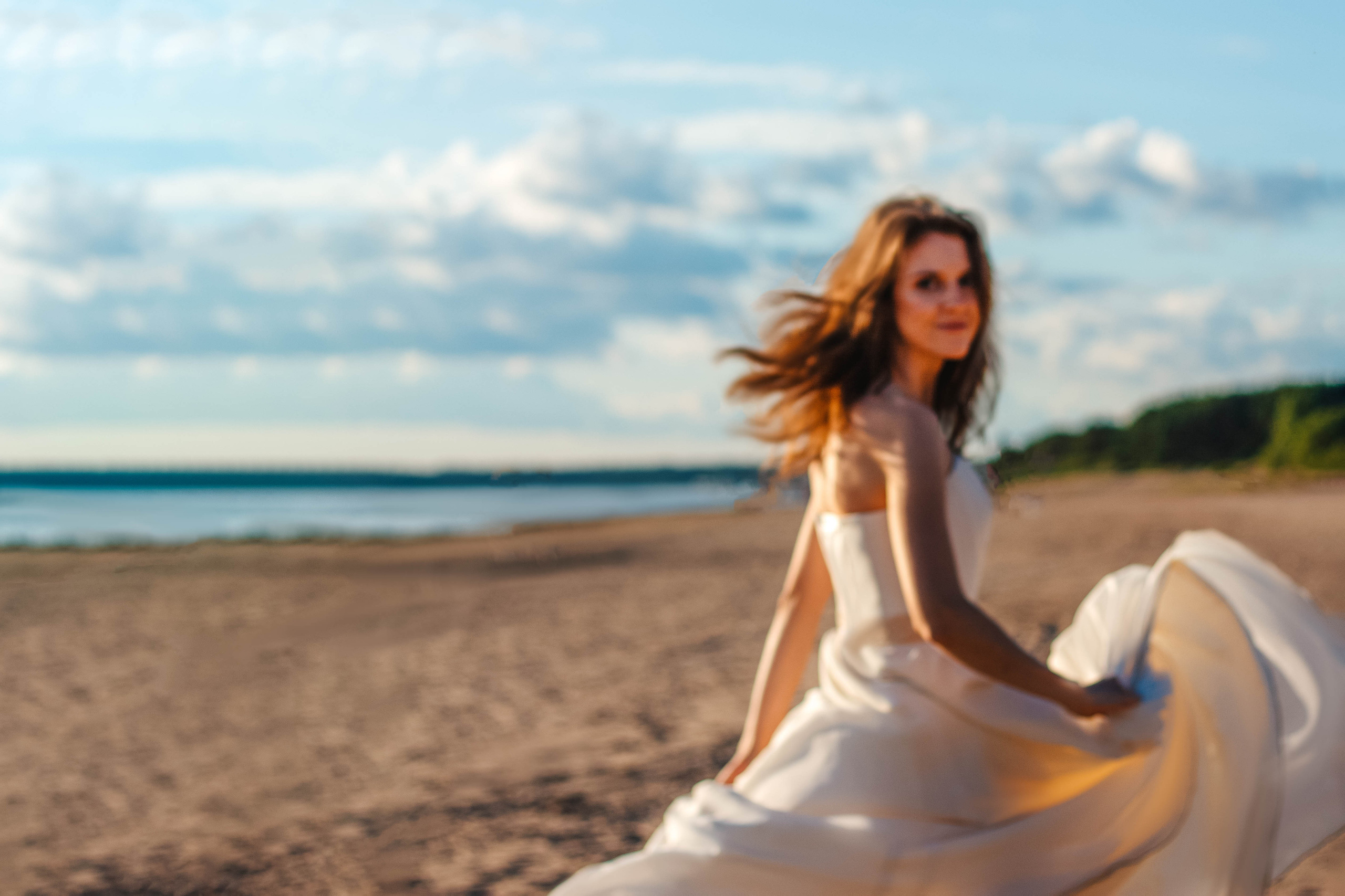 девушка в солнечный день на берегу залива