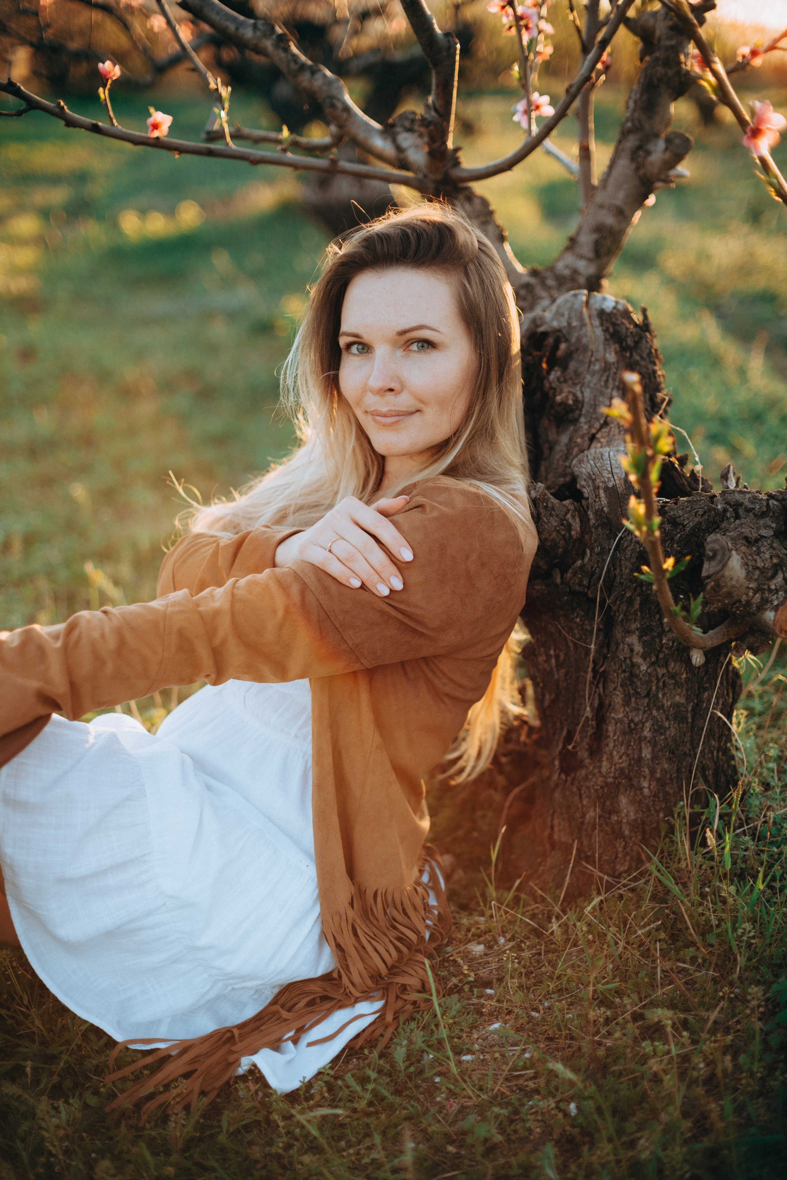 Женская фотосессия в персиковых цветениях. Портретный свадебный фотограф Крым | Евгения Щитенко