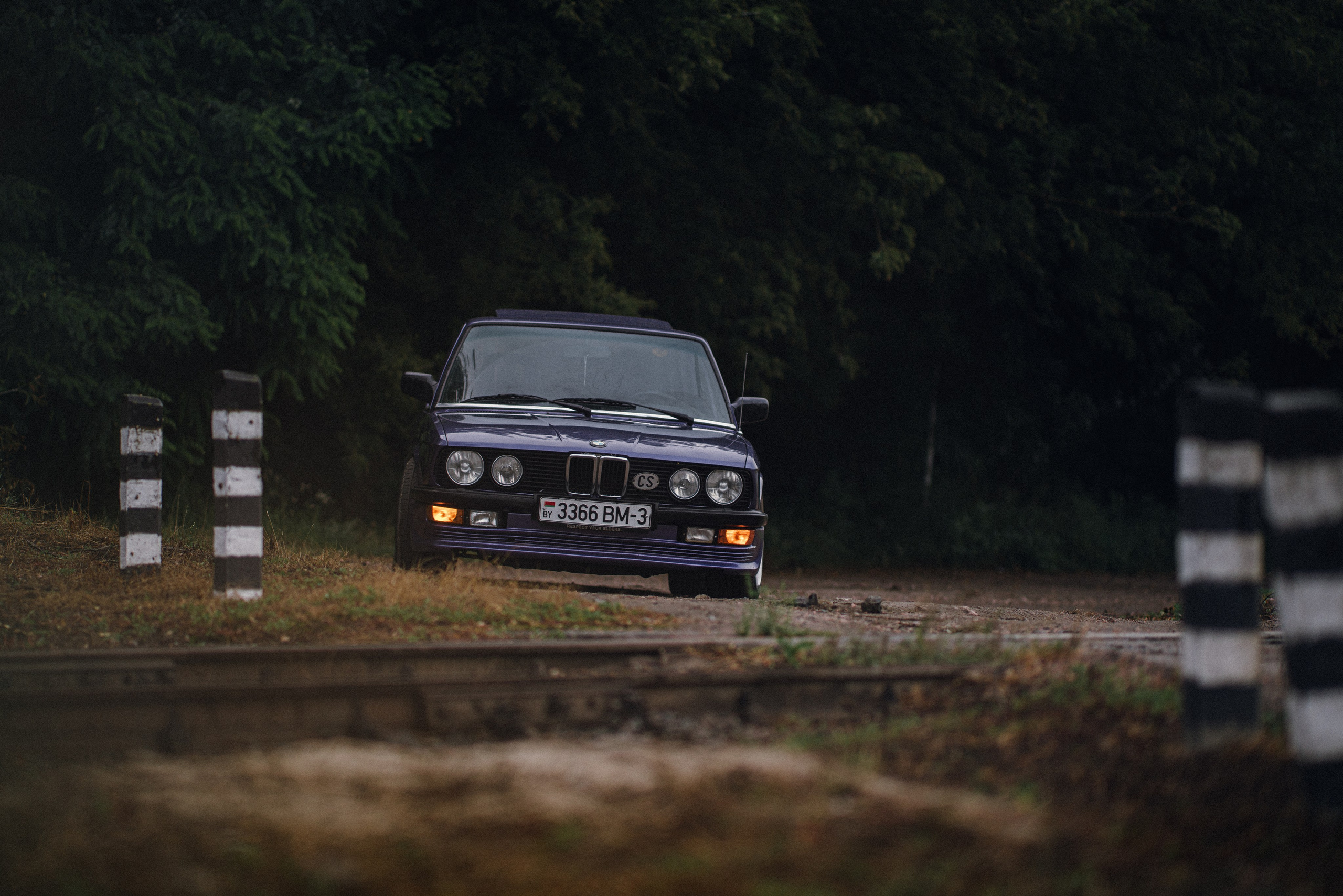 Старая BMW фотографируется за городом. Жуков Илья  свадебный фотограф в Москве