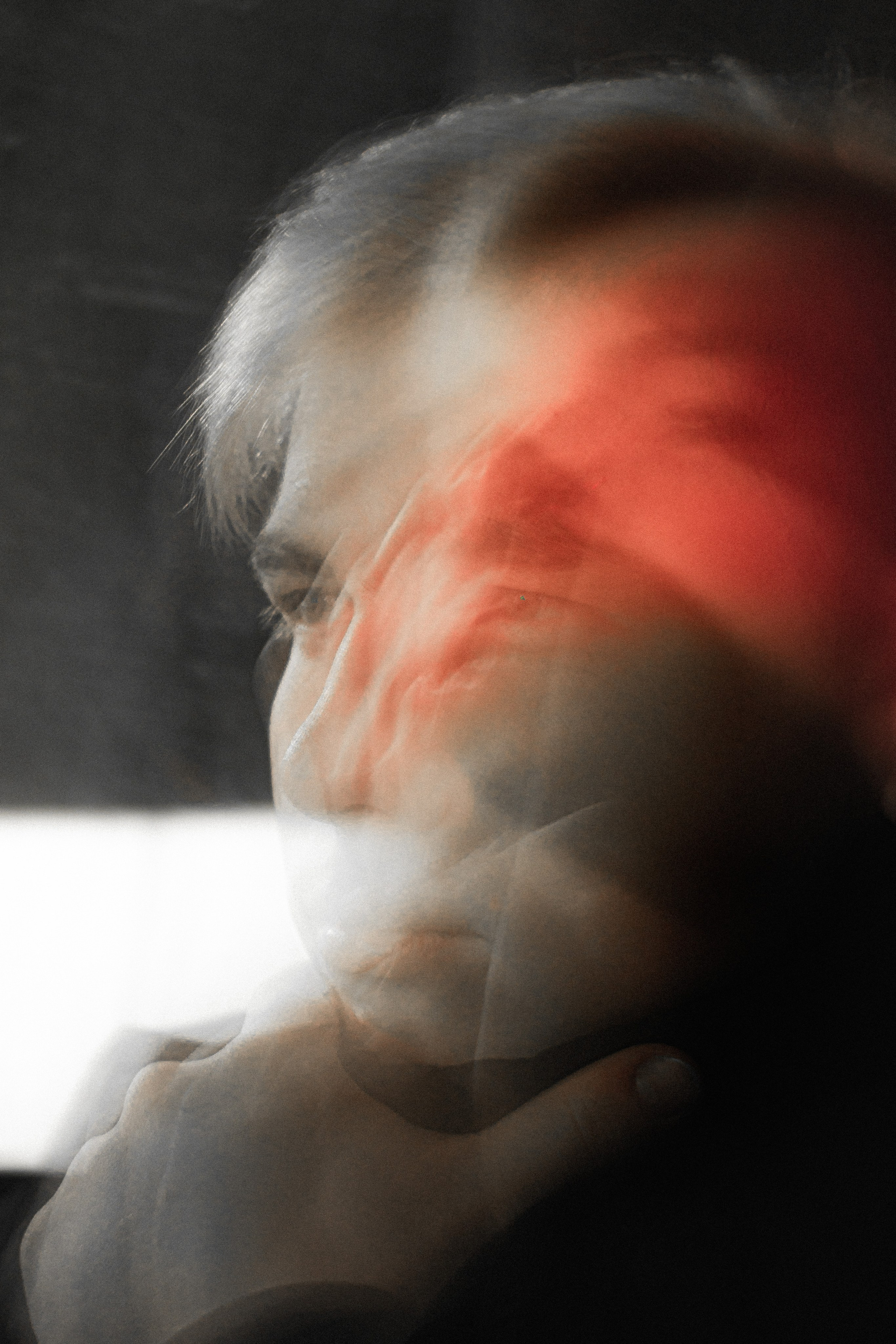 Задумчивый парень в глазах нейрохирурга