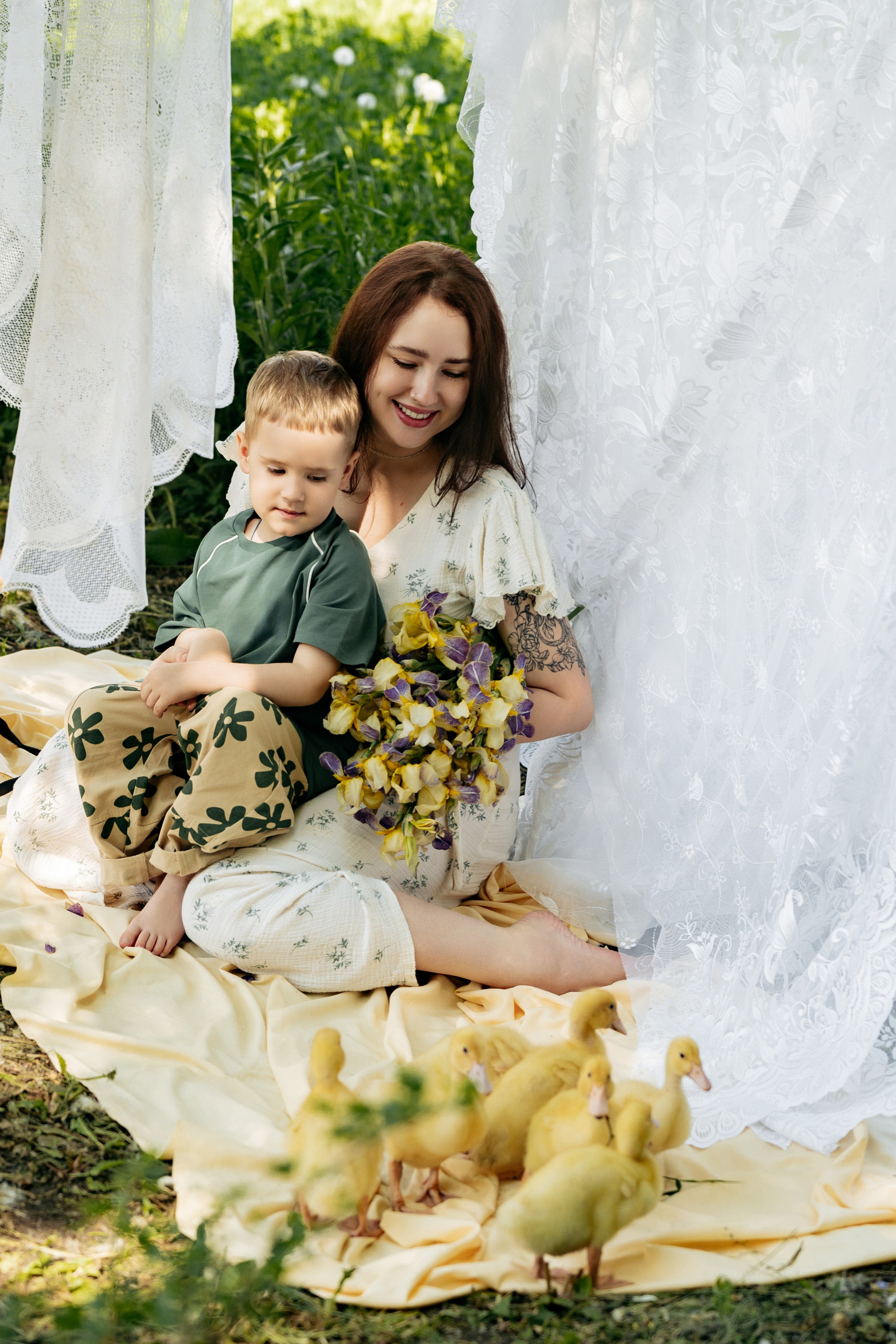 Нежная фотосессия на лугу: мама, сын и утята в корзинке создают уютную атмосферу, фотограф Новороссийск
