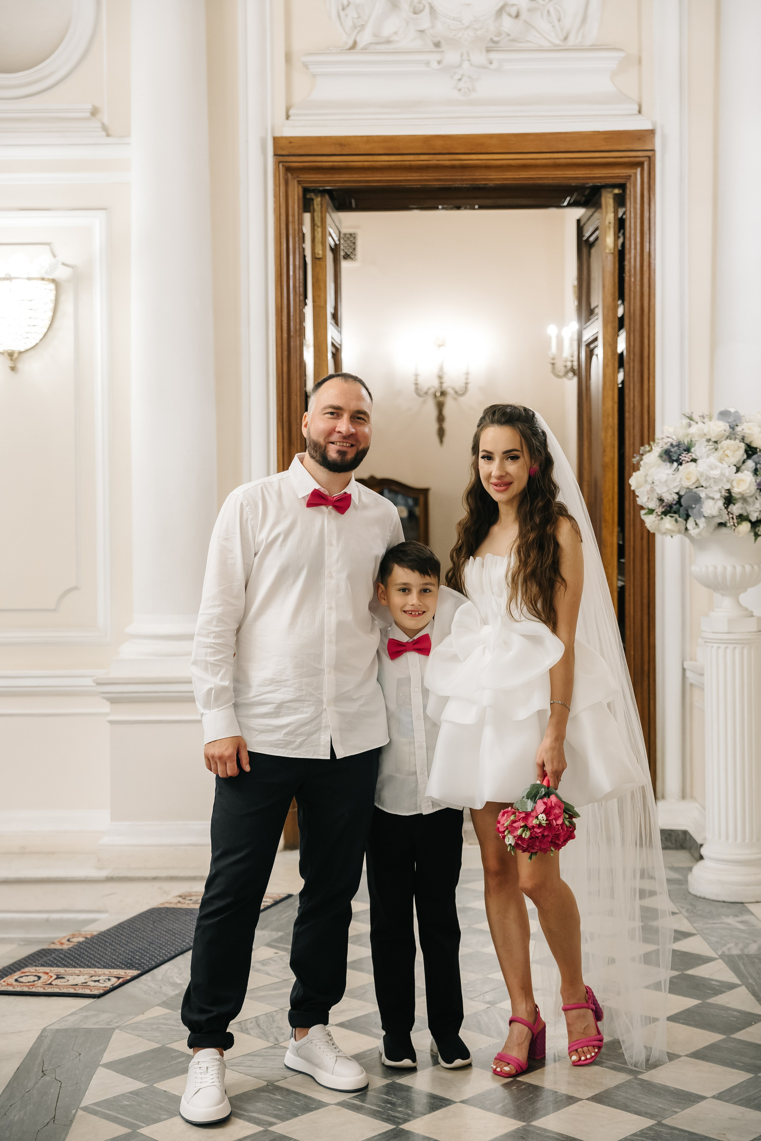 ДВОРЕЦ № 2 | Июль, кабриолет, академия Штиглица. Свадебный фотограф в Санкт-Петербурге Полина Корзухина