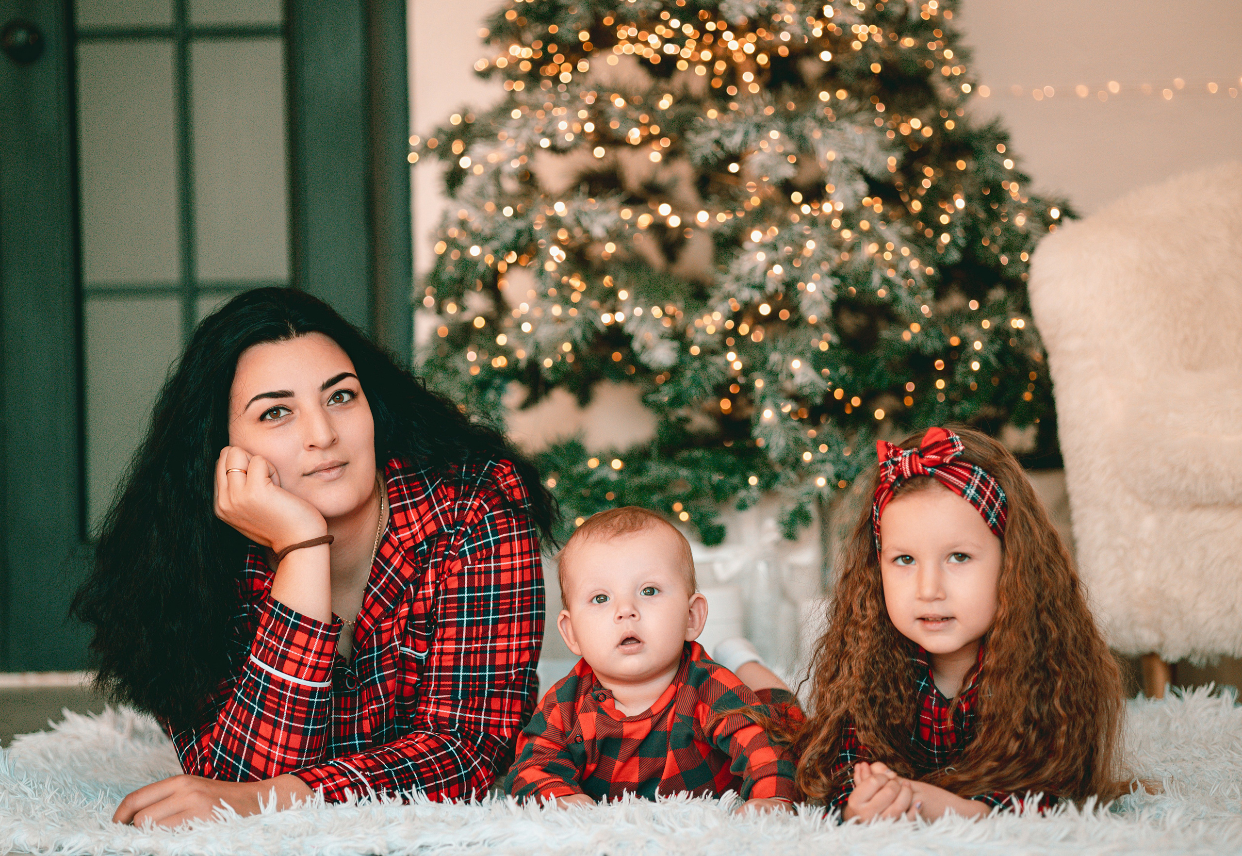 Заказать новогоднюю семейную фотосъемку. Выпускные альбомы в Серпухове