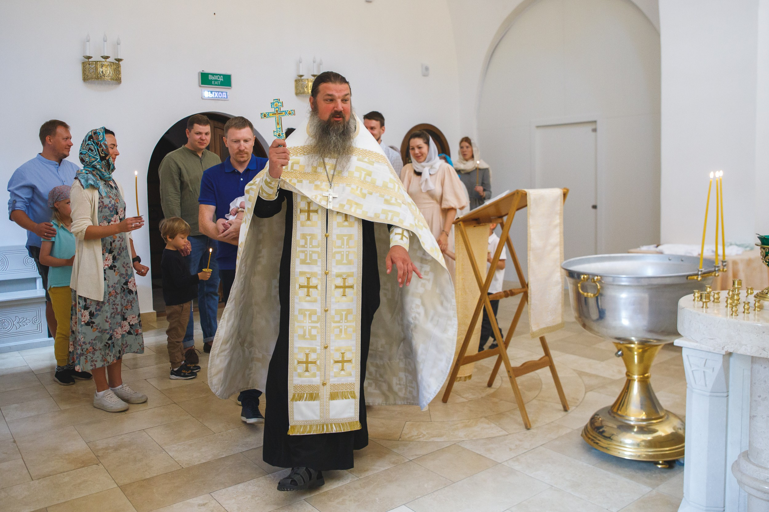 Фотосъемка крещения маленького мальчика в храме города Москвы. Семейный и школьный фотограф в Москве Анна Ткач