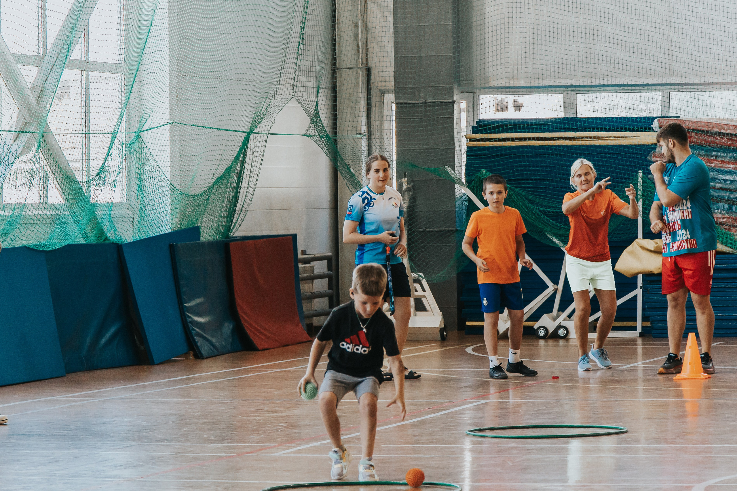 Репортажная спортивная съемка г. Королев стадион Металлист «папа, мама, я — спортивная семья». Юлия Егорова | Свадебный фотограф, семейный фотограф Москва, МО • Портреты • репортажи • день рождения • Love Story • дети