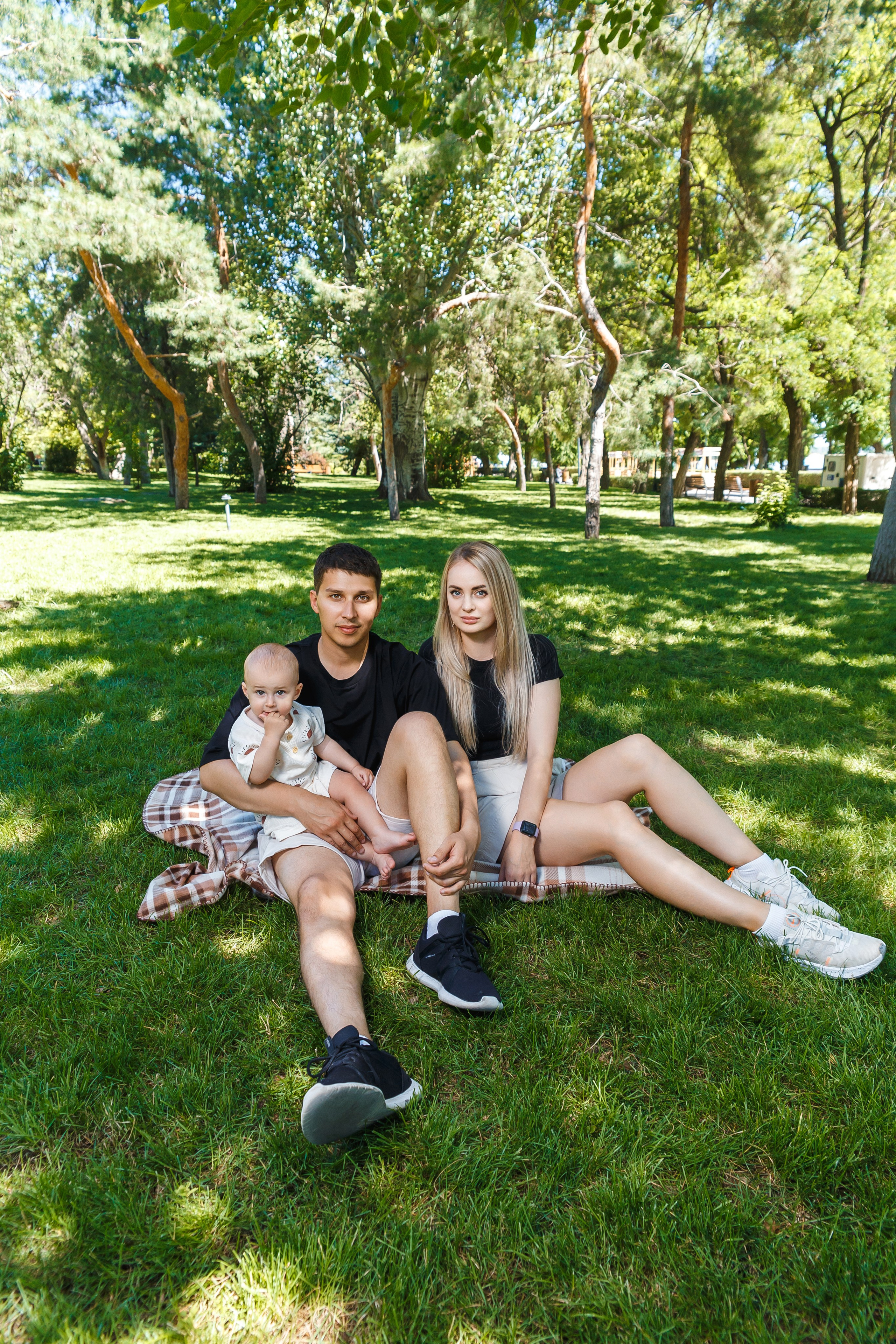 Марку 1 год и он проводит время с родителями в парке. Событийный фотограф Максим Бескоровайновнов