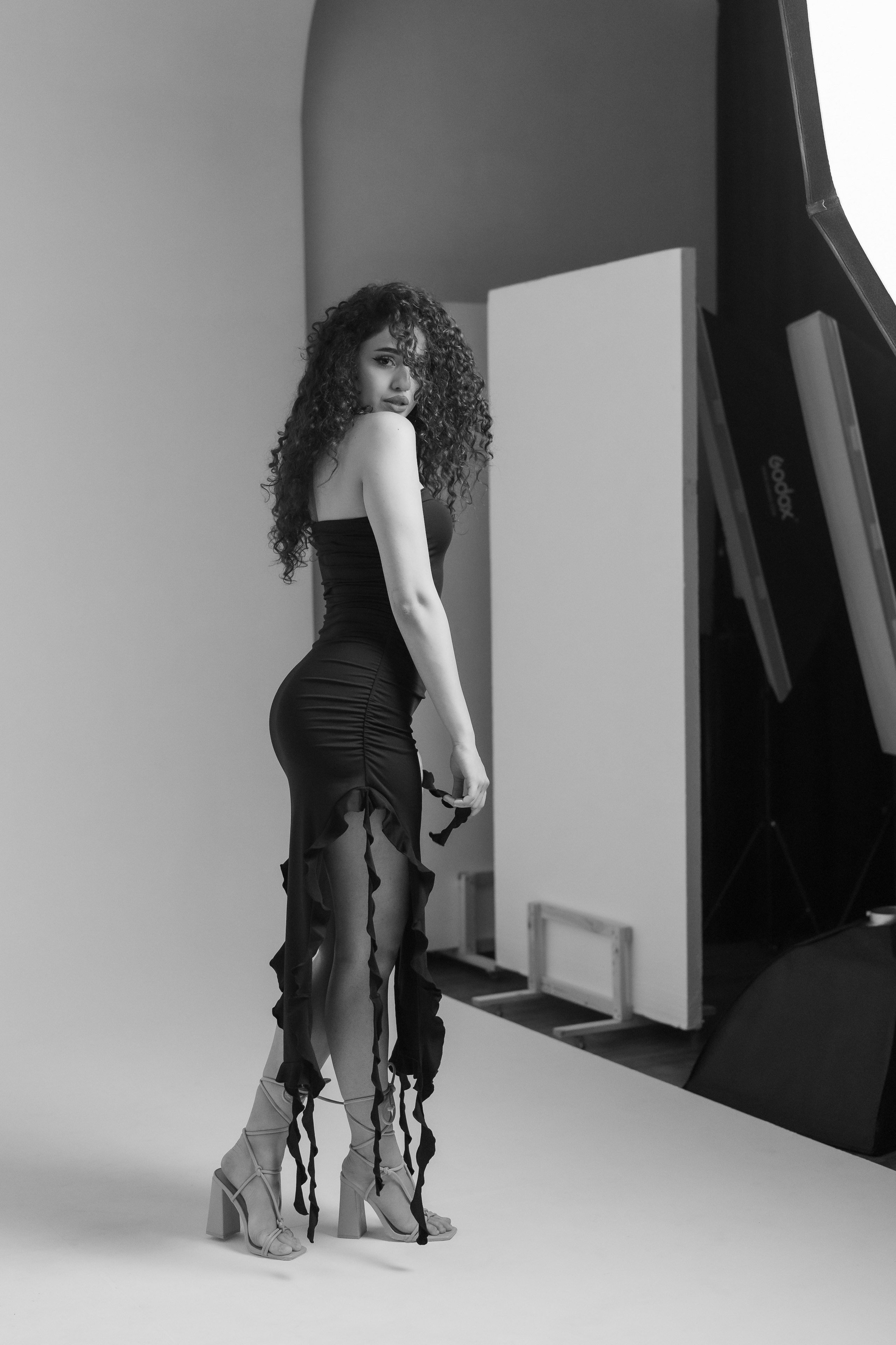 индивидуальная фотосессия женская фотосъемка студийная фотосессия минимализм фотостудия Армавир циклорама