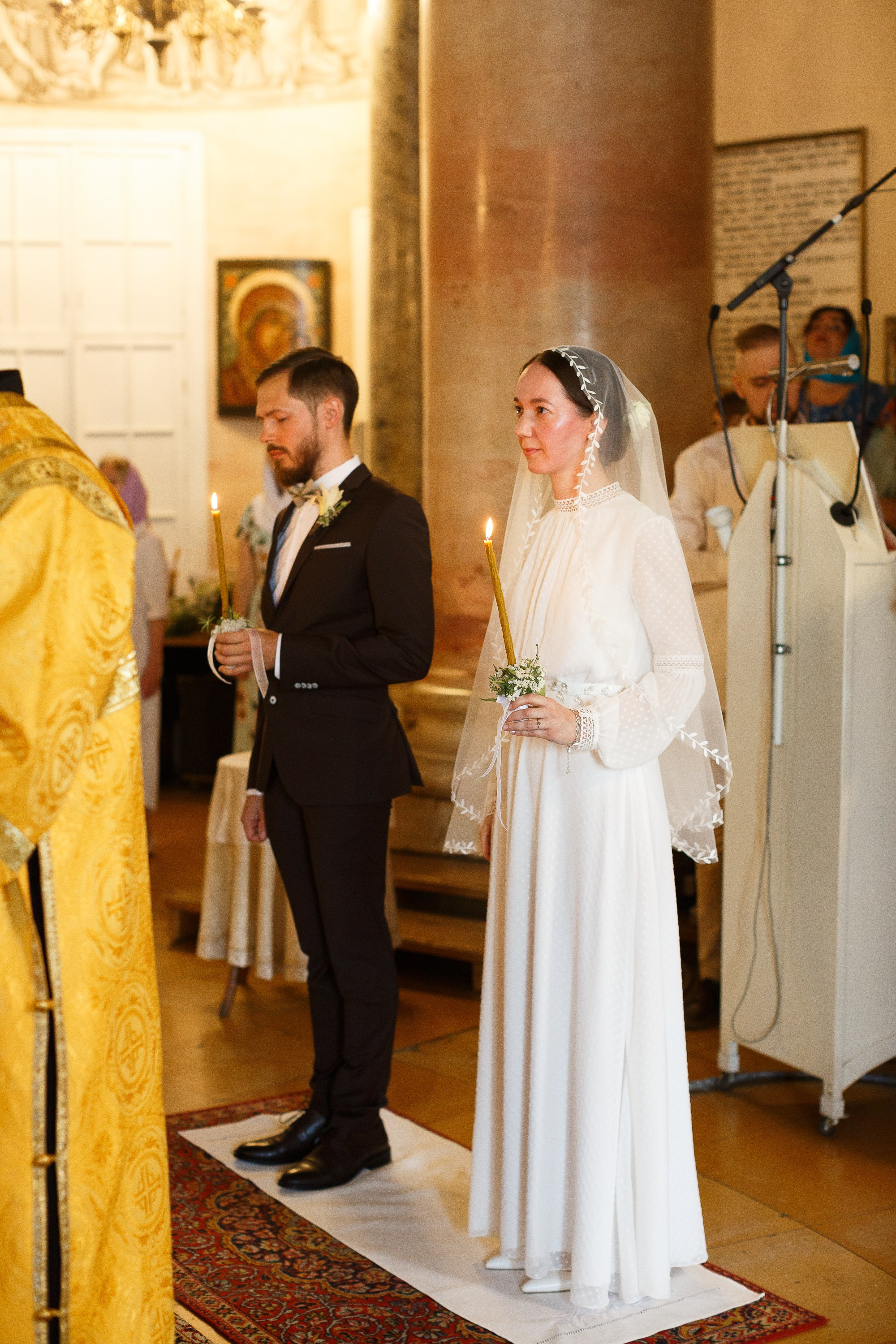 Венчание в храме святого благоверного царевича Димитрия при первой градской больнице г. Москвы. Жених и невеста стоят в храме.