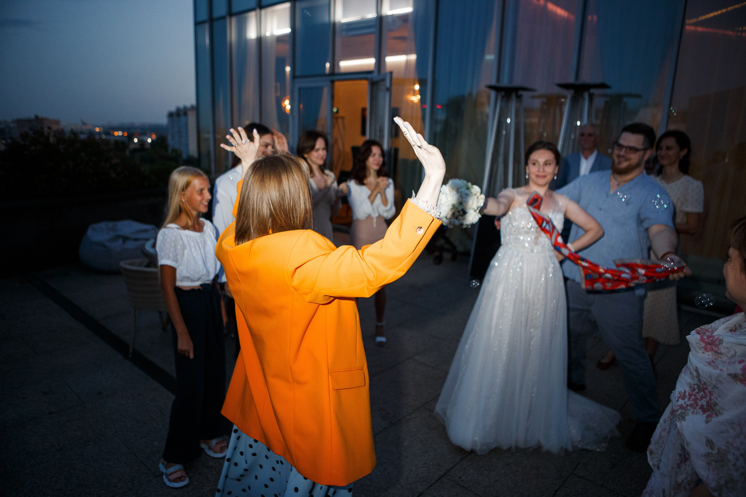 Невеста дает букет подружке.